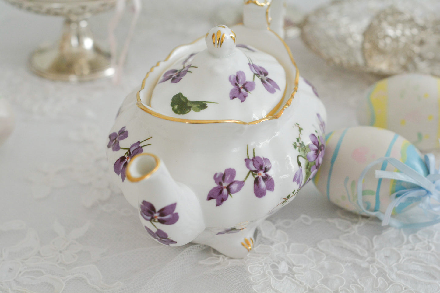 ハマースレイの人気シリーズ、ヴィクトリアンバイオレットシリーズのティーポットです。小さめのサイズで1〜2名のティータイムにぴったりなサイズです。可憐なすみれの模様と優雅なシェイプがとても美しく、おうちティータイムを華やかに盛り上げてくれます。こちらはオールドバックスタンプのお品で、貴重な1930年代頃の作品です。