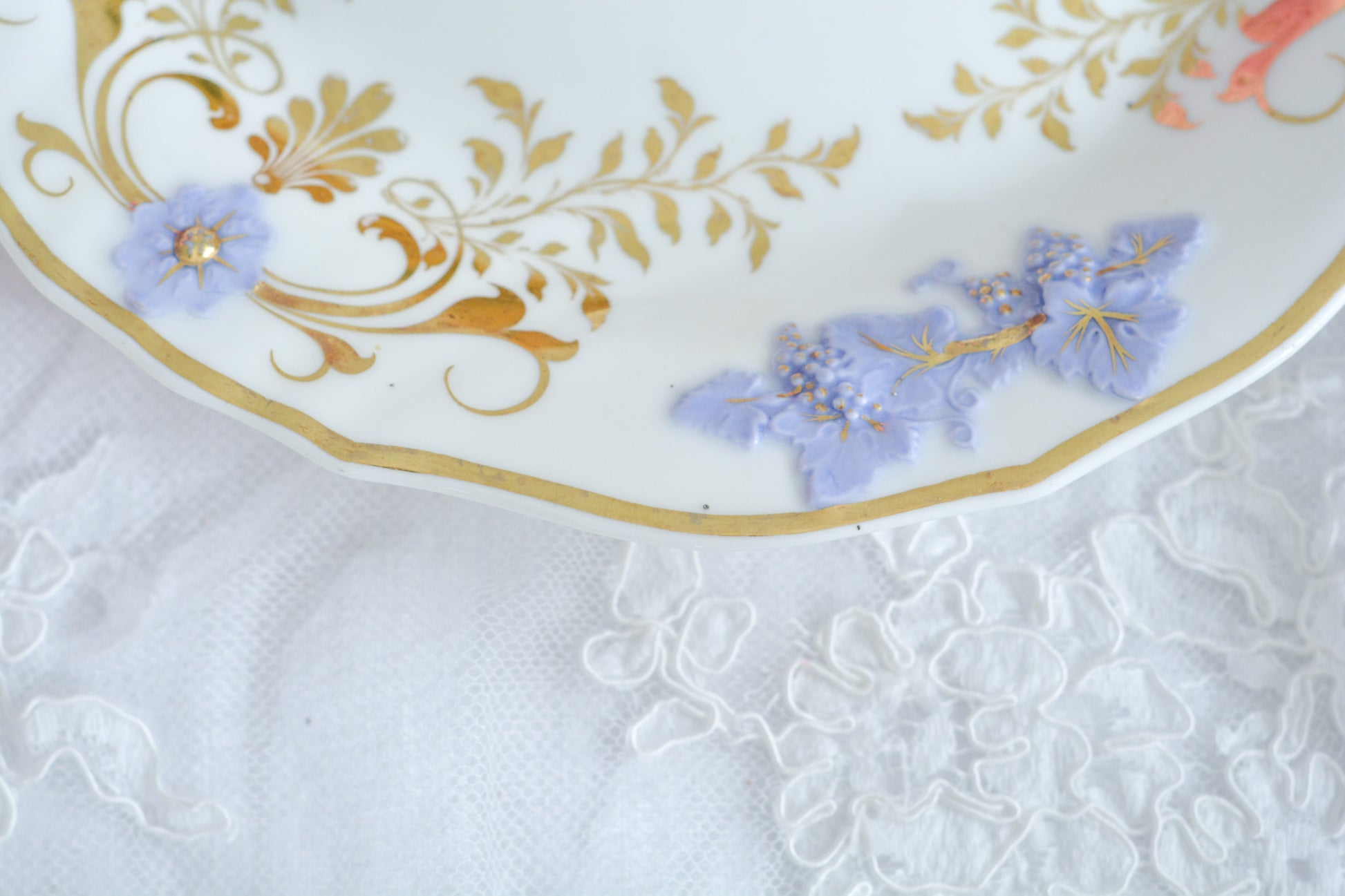 H&Rダニエルは1822年から1846年までという短い期間しか製造していないのですが、とても素晴らしい磁器を作っていたメーカです。 数がとても少なく、なかなか見つけることが難しいのですが「出会えたらいいな」と日々探していてこのプレートに巡り会えました!中央に描かれたお花は繊細なタッチで描かれています。縁の立体的な葡萄とお花の装飾はパープルブルーと金彩で彩られています。 この美しいプレートでティータイムをお楽しみいただけたら嬉しいです。