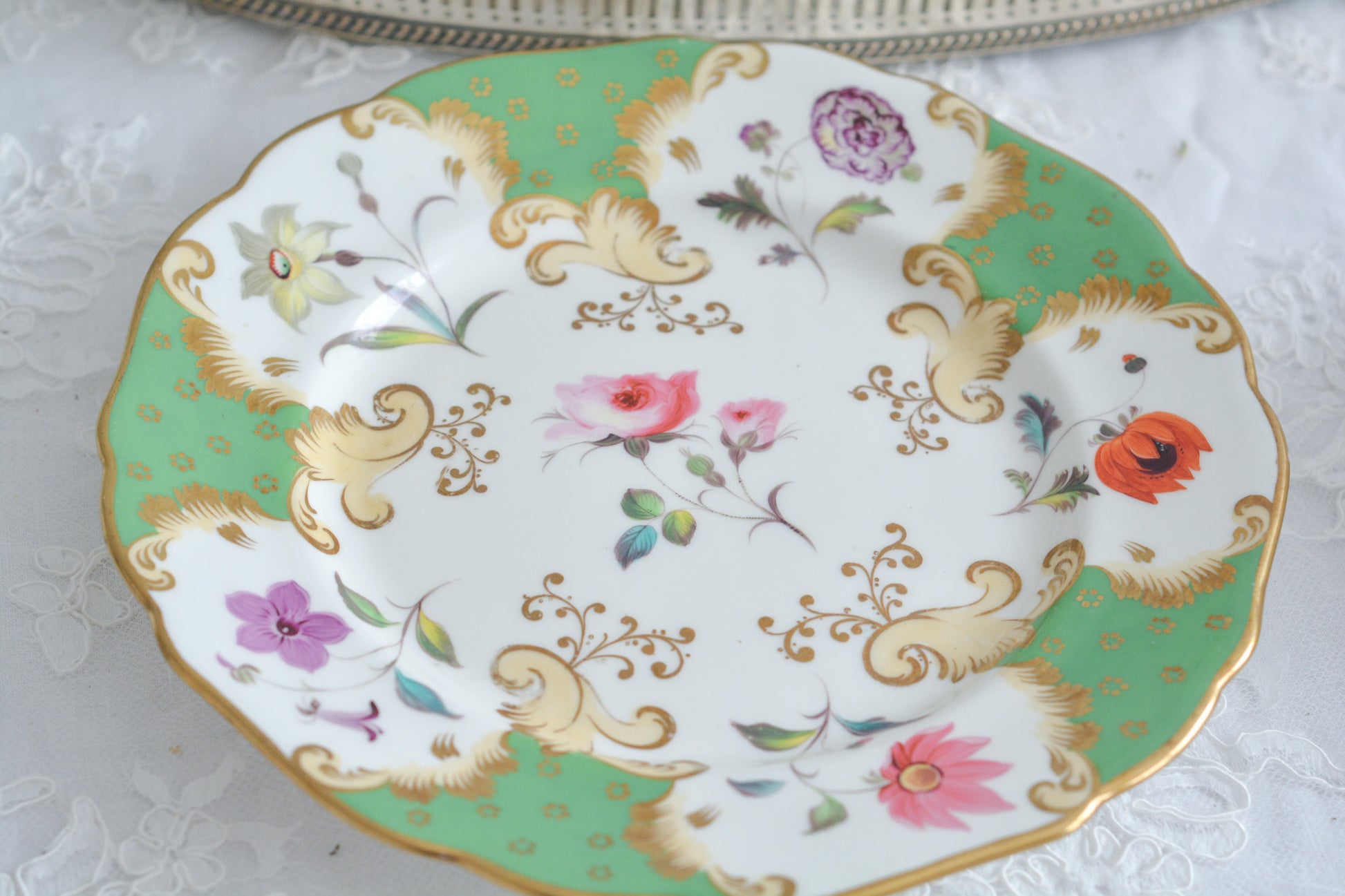 J.Green&Sonsという小売店のプレートです。J.Green&Sonsは1934年から1842年に聖ポール大聖堂近くに店を構えていました。大きなお店だったようです。メーカーのバックスタンプはありません。小売店の希望でメーカーのバックスタンプを入れなかったと推察しています。ハンドペイントで丁寧に描かれた1輪の花々。とても大変生き生きと描かれていて、見ていて飽きません。