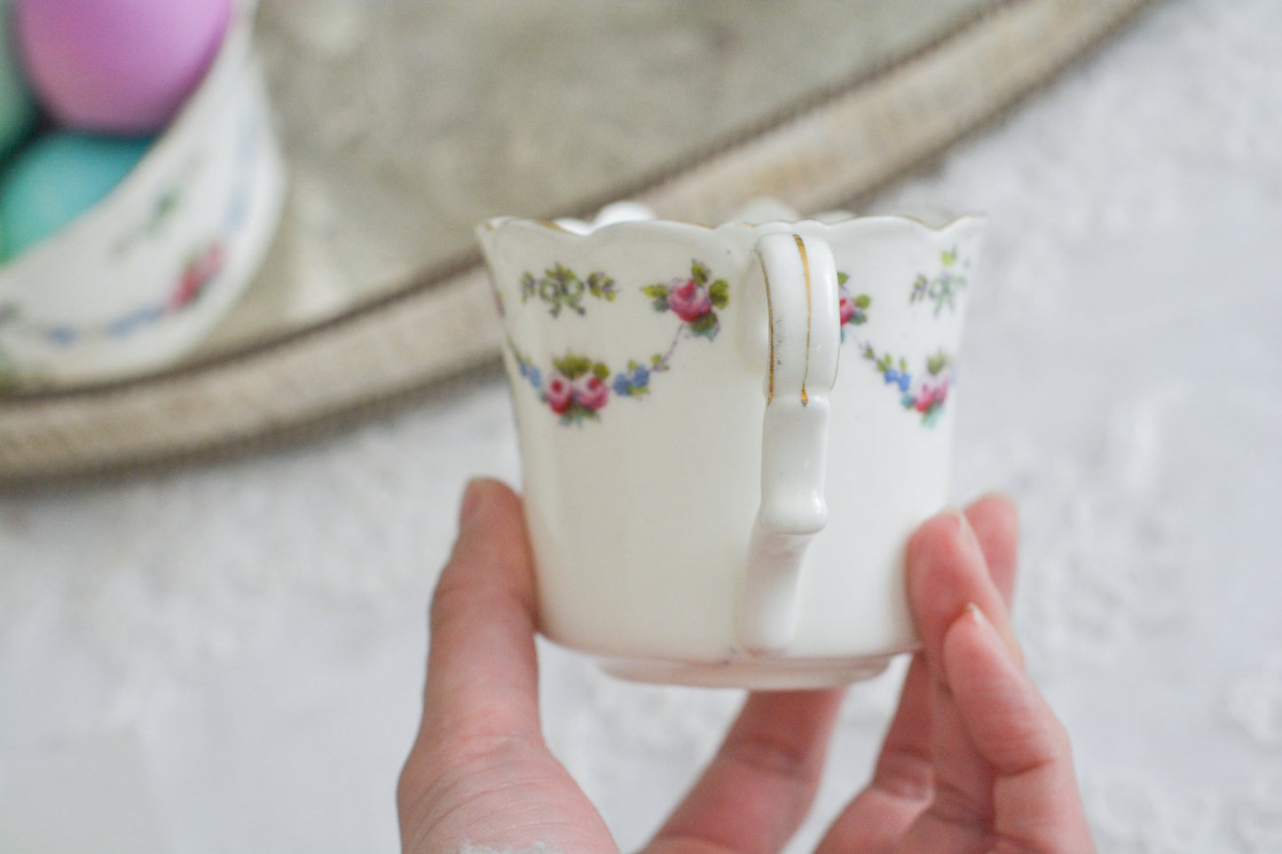 コリンウッドのリボンにバラのガーランドがとっても可愛らしいティートリオ、ミルクジャグ、スロップボウル、デザートプレートがやってきました!ハンドペイントで色つけされたバラやリボンを眺めているだけで気持ちが上向きになる可愛らしさです。ぜひ春のティータイムに。プルダウンから、単品ご選択頂けます