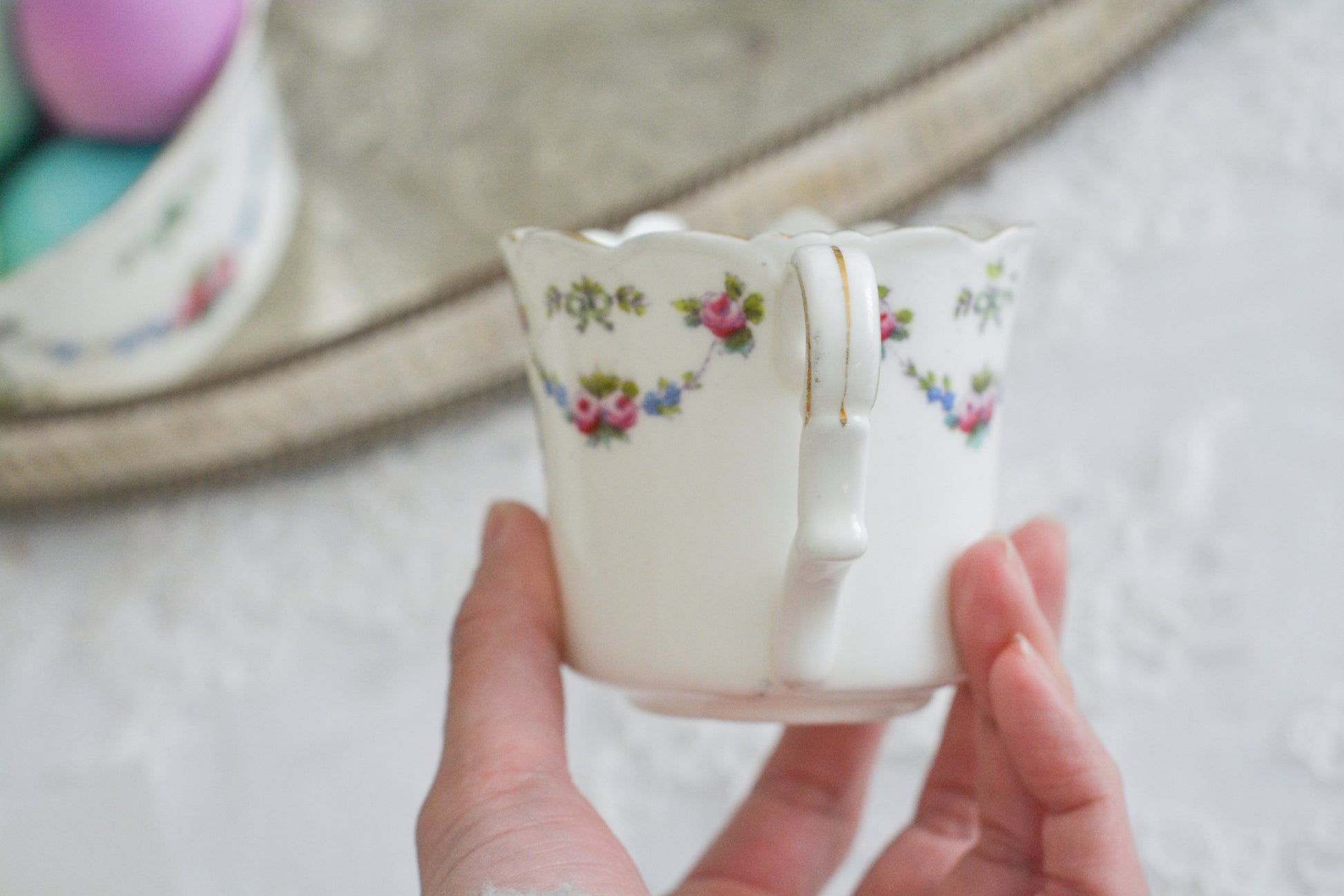 コリンウッドのリボンにバラのガーランドがとっても可愛らしいティートリオ、ミルクジャグ、スロップボウル、デザートプレートがやってきました!ハンドペイントで色つけされたバラやリボンを眺めているだけで気持ちが上向きになる可愛らしさです。ぜひ春のティータイムに。プルダウンから、単品ご選択頂けます