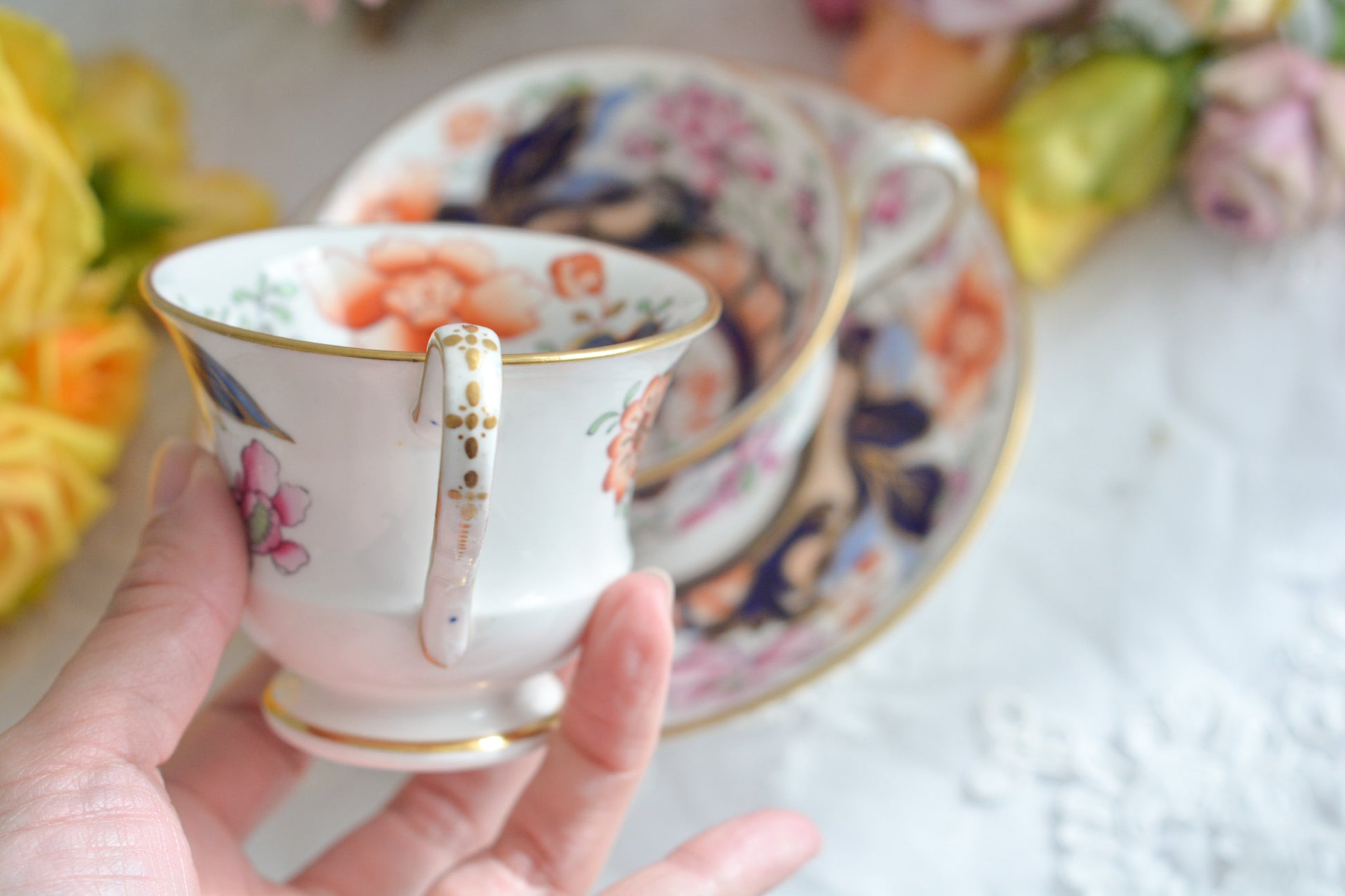 伊万里スタイルが美しいトゥルートリオ。コールポートのエンパイアシェイプによく似ています。1820年〜30年頃の作品と思われ、約200年が経過してなお美しく凛とした姿は日本の侘び寂びにも通じるのではないでしょうか?紅茶、コーヒーだけでなく、緑茶にもよく合いそうですね。トゥルートリオは、ティーカップ、コーヒーカップ、ソーサーのセットで、紅茶とコーヒーどちらもお楽しみいただけるセットです。