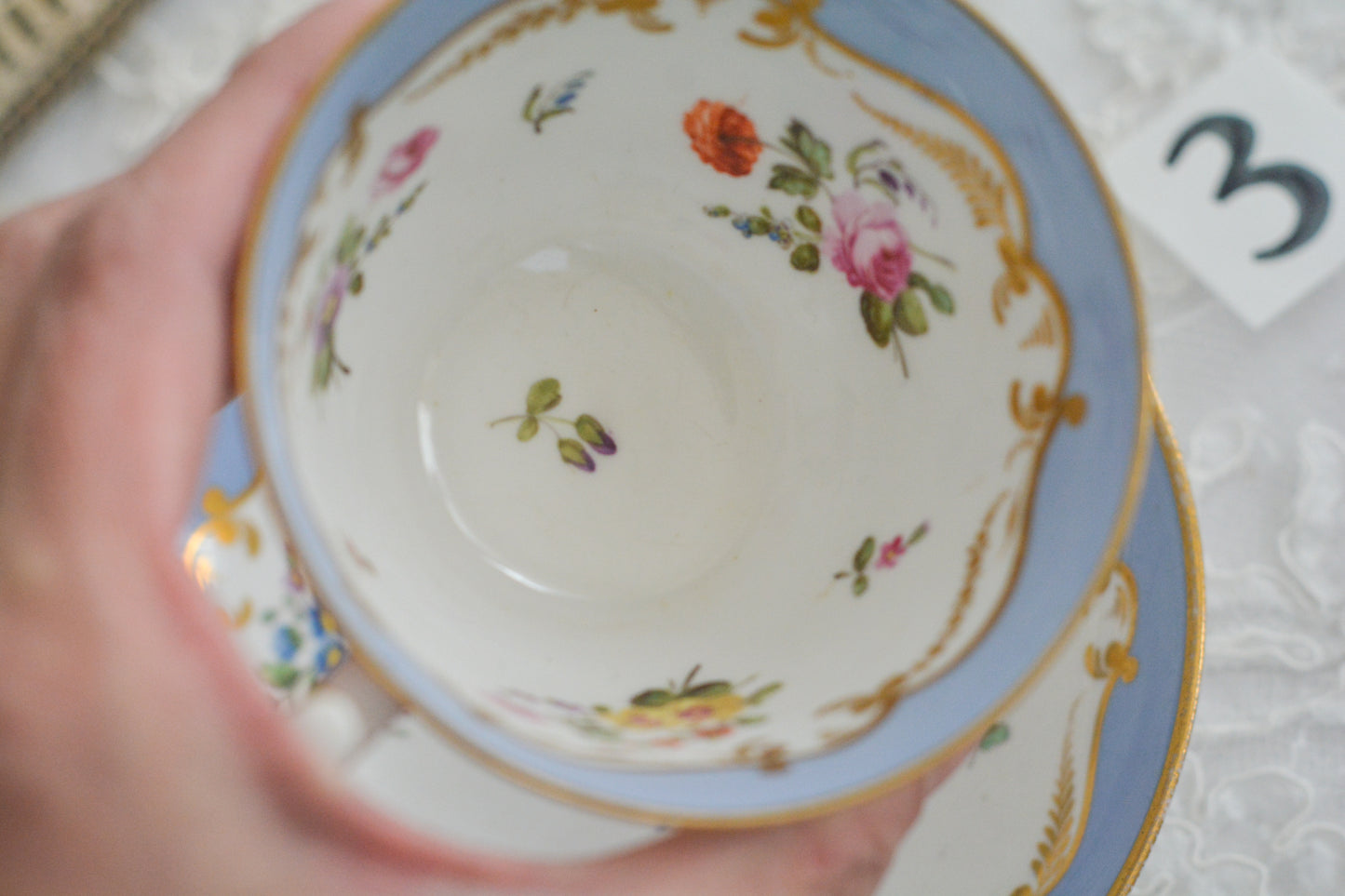 スポードは1799年にストークチャイナ(ボーンチャイナ)の製品化に成功し、英国陶磁器の礎を築いた窯。こちらは1820年代、約200年ほど前に作られたロンドンシェイプと言われるとても貴重なカップ&ソーサーです。淡いブルーカラーに手描きで小さな花々が丁寧に描かれています。手描きのため、一つずつ描かれるお花も違いそれぞれに調和の取れた素晴らしいお品達です。バックには手描きでSPODEと美しい文字で記されています。カトラリー傷は当時貴族のティータイムで活躍していた証でもあります。大切に受け継がれてきたお品を受け継いでくださる方へ。