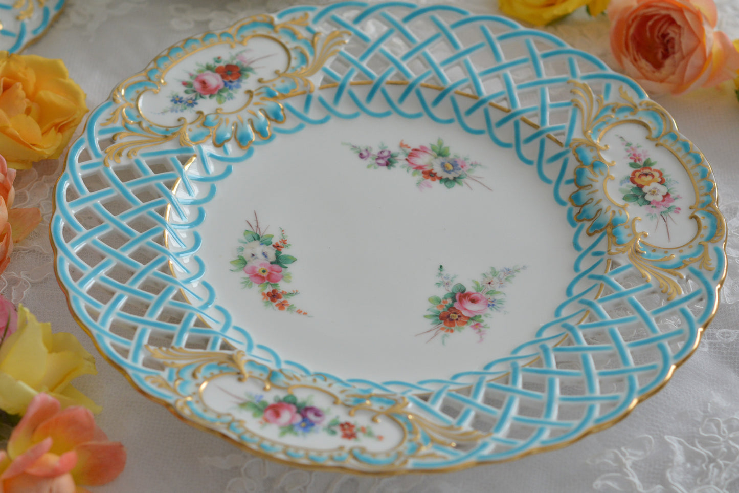 英国アンティークの中でも特に貴重なミントン8800番プレート。ミントンブルーの格子模様に、ハンドペイントの花々が大変美しいミントンの至宝のプレートです。