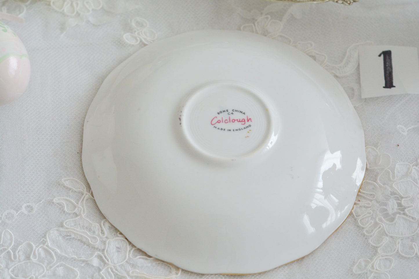 コルクラフ(Colclough)の可愛らしいティートリオ。コルクラフは1890年にハーバード・ジョセフ・コルクラフ氏が創業したメーカで、1940年代頃まで続いていました。コルクラフの中でもこのリボンの絵柄は人気で入手困難なお品です。クリーム色にブルーリボンと小さなバラの模様がとっても可愛らしいデザインです。パステルカラーがイースターや春のティータイムにもぴったりですね!