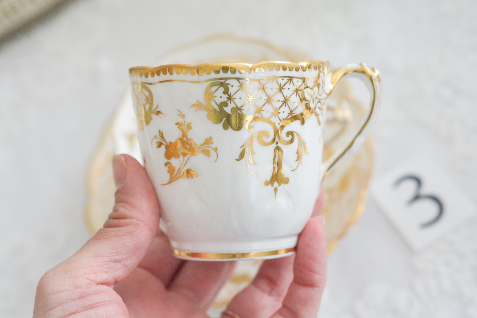 リッジウェイのFoliage Shapeのトゥルートリオ。ハンドル部分には葉っぱの模様がついていてとても可愛らしいシェイプです。白磁に金彩の模様がとても豪華でリッジウェイらしい作品です。トゥルートリオは、ティーカップ、コーヒーカップ、ソーサーのセットでヴィクトリア時代の初期頃まではトリオといえばこちらが主流でした。今ではとても貴重になっています。紅茶もコーヒーも楽しめるのがいいですね。
