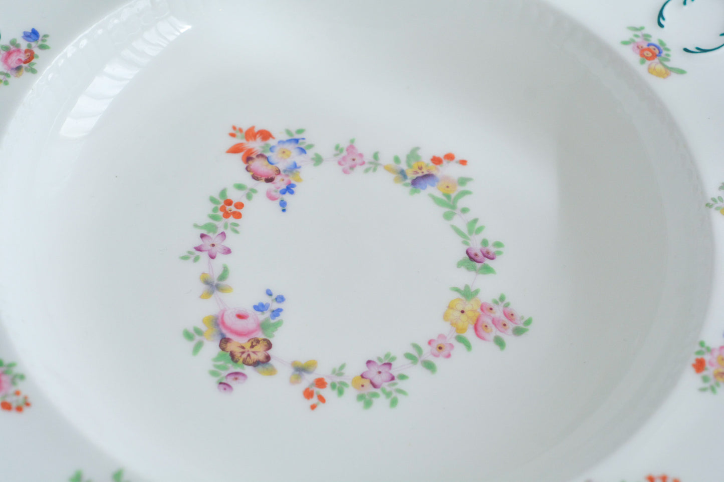 ミントンの小さなお花がとても可愛らしいディナーボウル。深さがあるので、パスタを盛り付けても素敵です。グリーンの縁取りがクリスマスにもぴったりで、ローストビーフやチキンなどのメインや、サラダを盛り付けて華やかに。ミンスミートパイなどスイーツを乗せても可愛いと思います。とても活躍してくれそうな使いやすいプレートです。