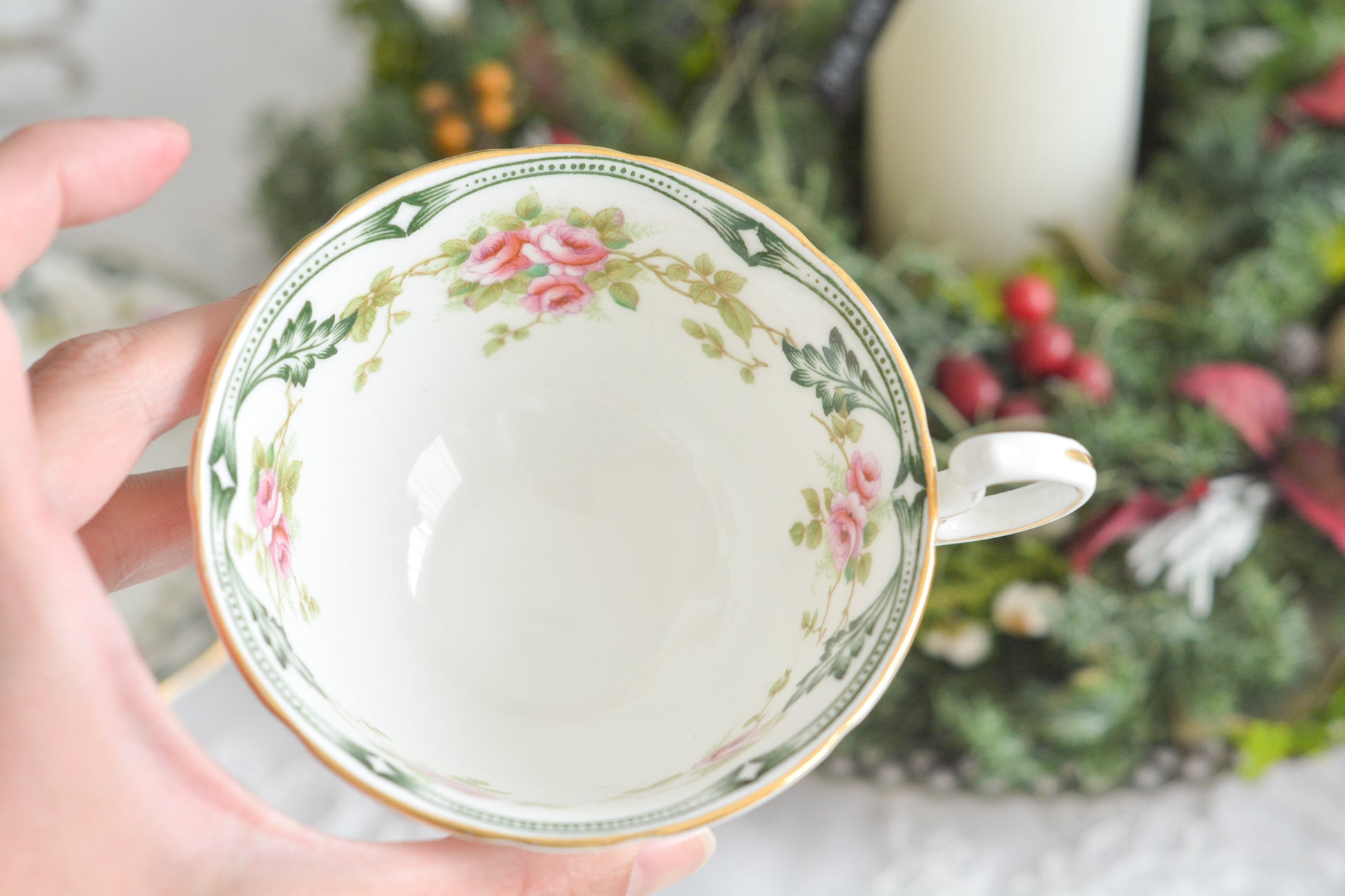 エインズレイの可愛らしいティートリオがやってきました。小さなバラに可愛らしい模様のティートリオです。クリスマスにもぴったりな雰囲気でクリスマスのテーブルコーディネートを盛り上げてくれます。エインズレイは1775年創業で今もたくさんの人々に愛される陶磁器メーカーです