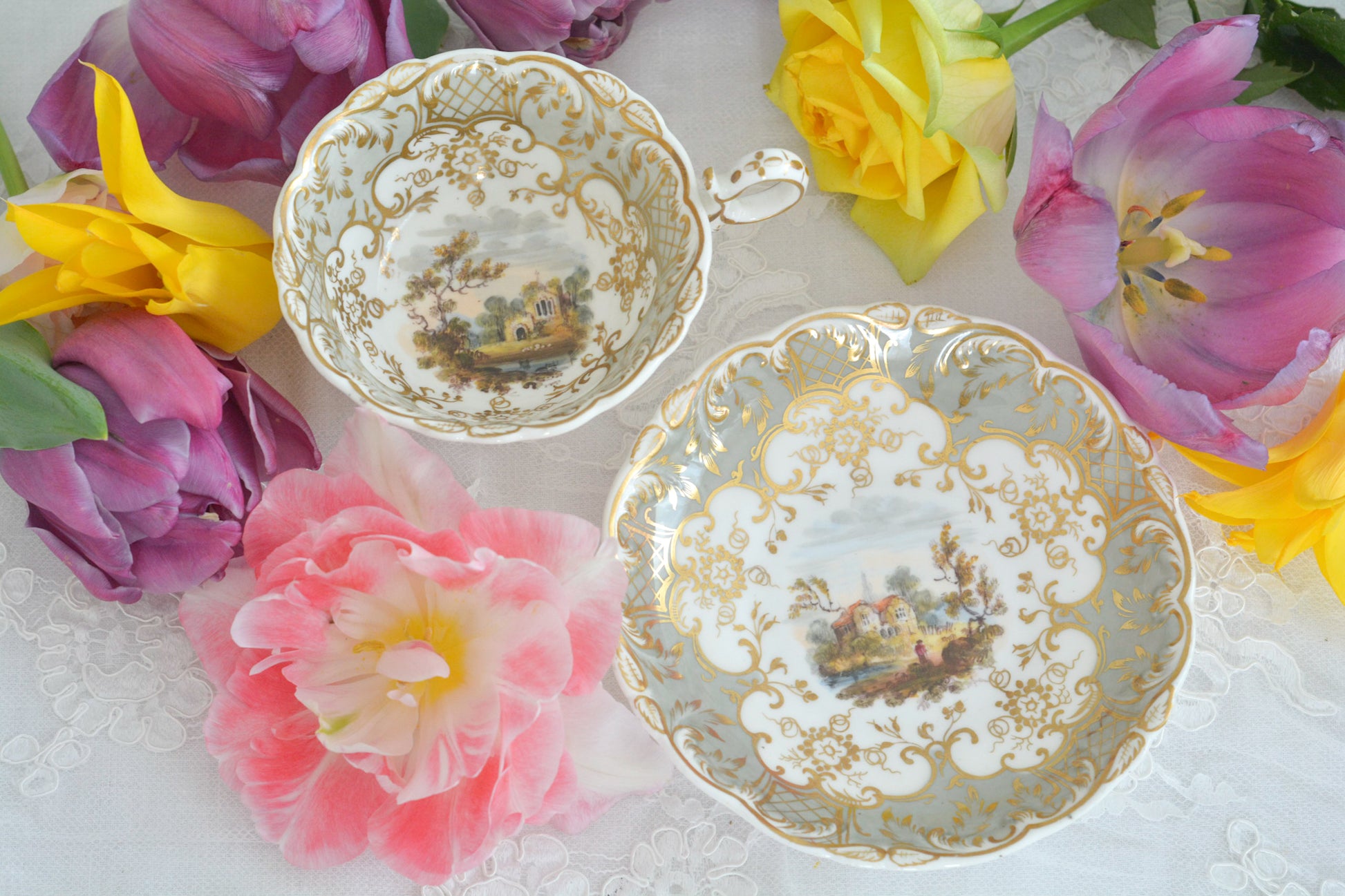 コールポートの中でも一番人気があるアデレードシェイプ。こちらはイギリスの美しい風景が描かれたお品です。のどかな風景がカップ、ソーサーそれぞれに描かれていてなんだかとても温かな気持ちになります。風景画を見ながら紅茶を楽しめる素敵なカップです。