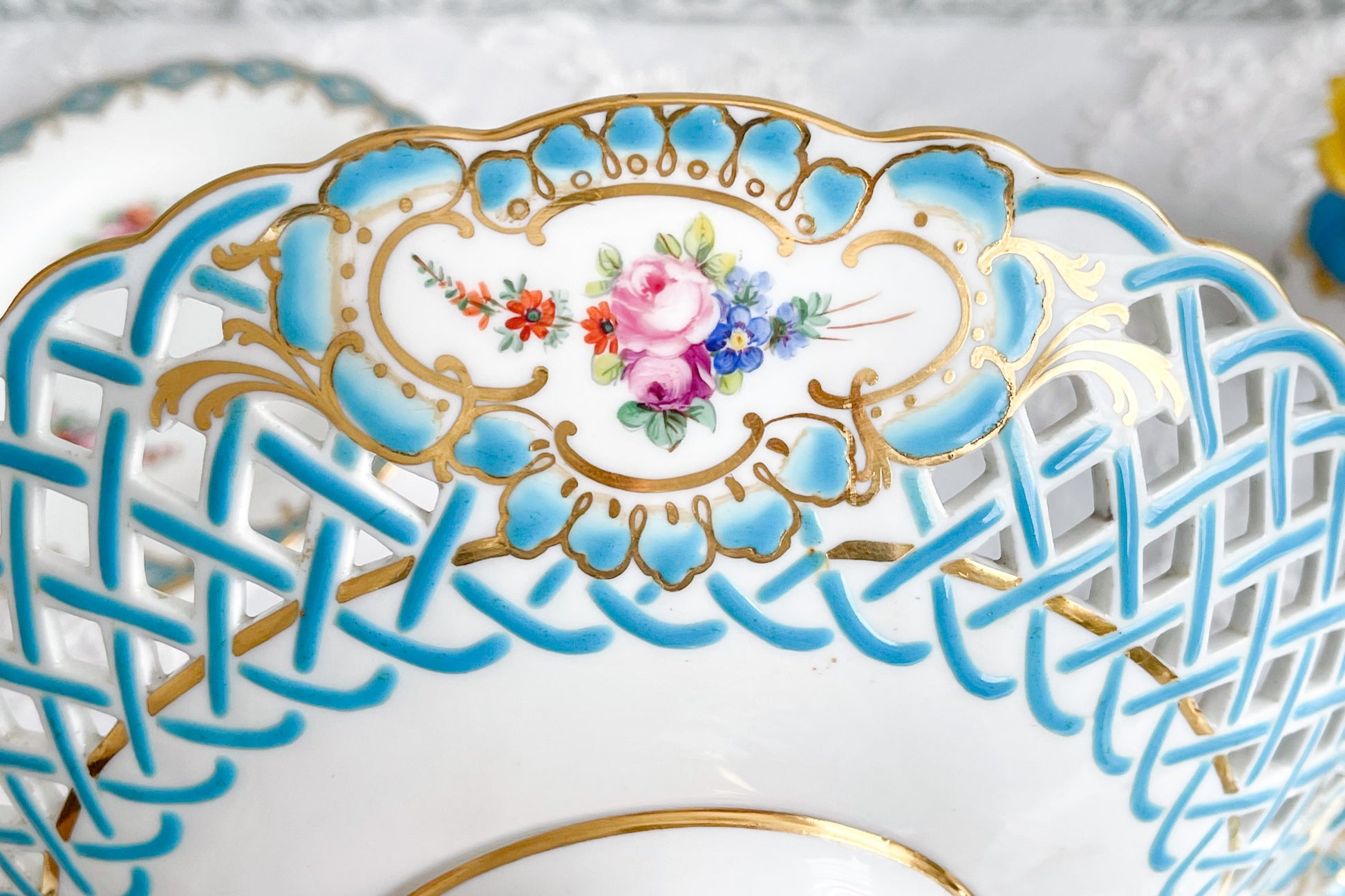 ミントンの人気の8800番。たいへん手に入りにくいお品ですが、その中でもたいへん貴重なコンポートです。ミントンブルーの格子模様に手描きの花々がキラキラと宝石のように輝きます。言葉では言い表せない美しさがこのコンポートにはあります。後世に継いでいきたい宝物です。