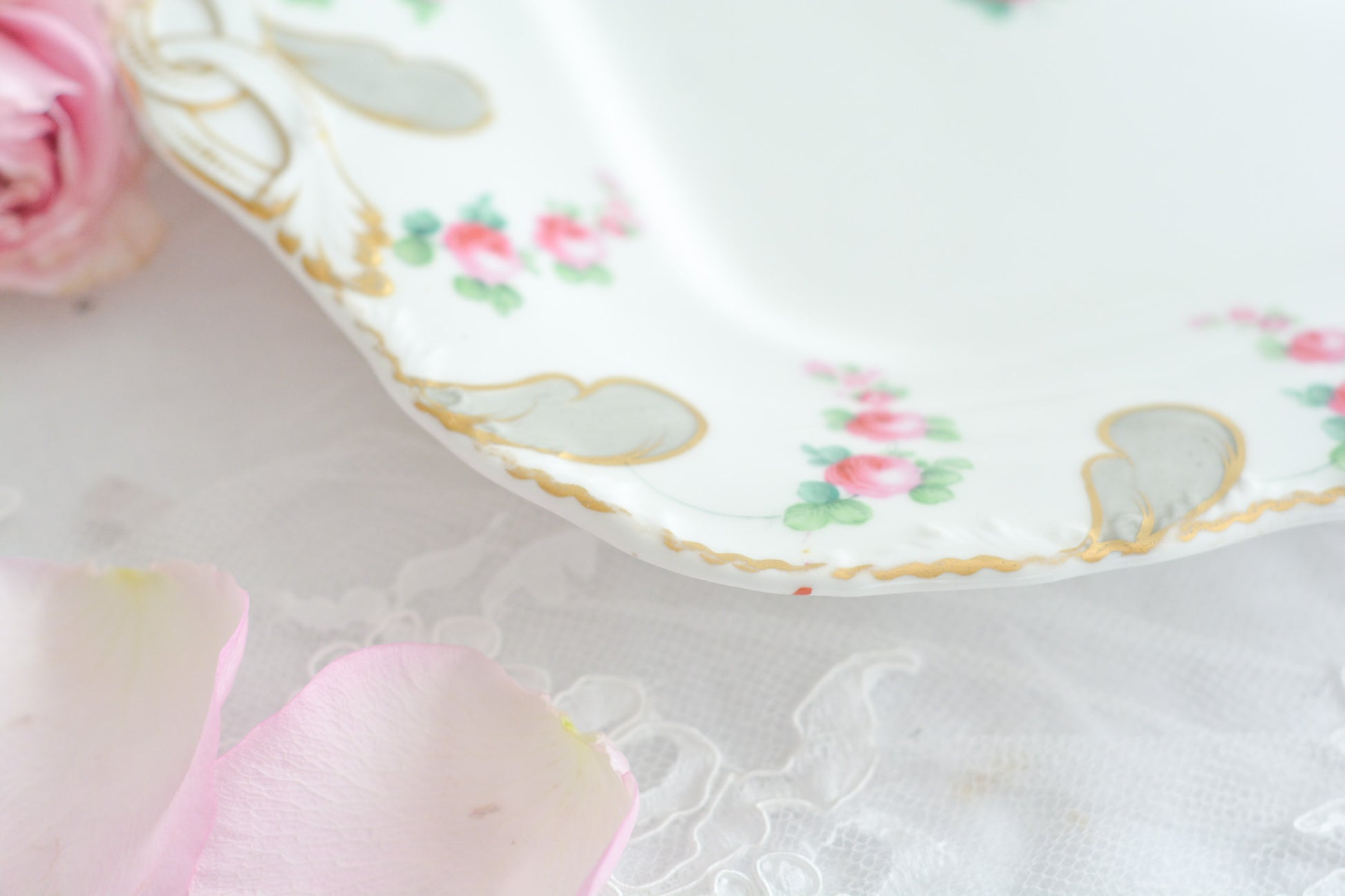 ミントンの とても可愛らしいB&Bプレートです。ハンドペイントで描かれたバラのお花がとても繊細なタッチでミントンらしい優しさがあります。B&Bプレートはブレッド&バタープレートのことで、パンやスコーン、サンドイッチはもちろん、お菓子を盛り付けても素敵です。