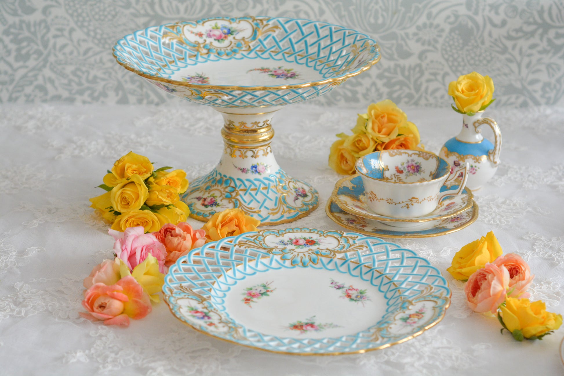 英国アンティークの中でも特に貴重なミントン8800番プレート。ミントンブルーの格子模様に、ハンドペイントの花々が大変美しいミントンの至宝のプレートです。