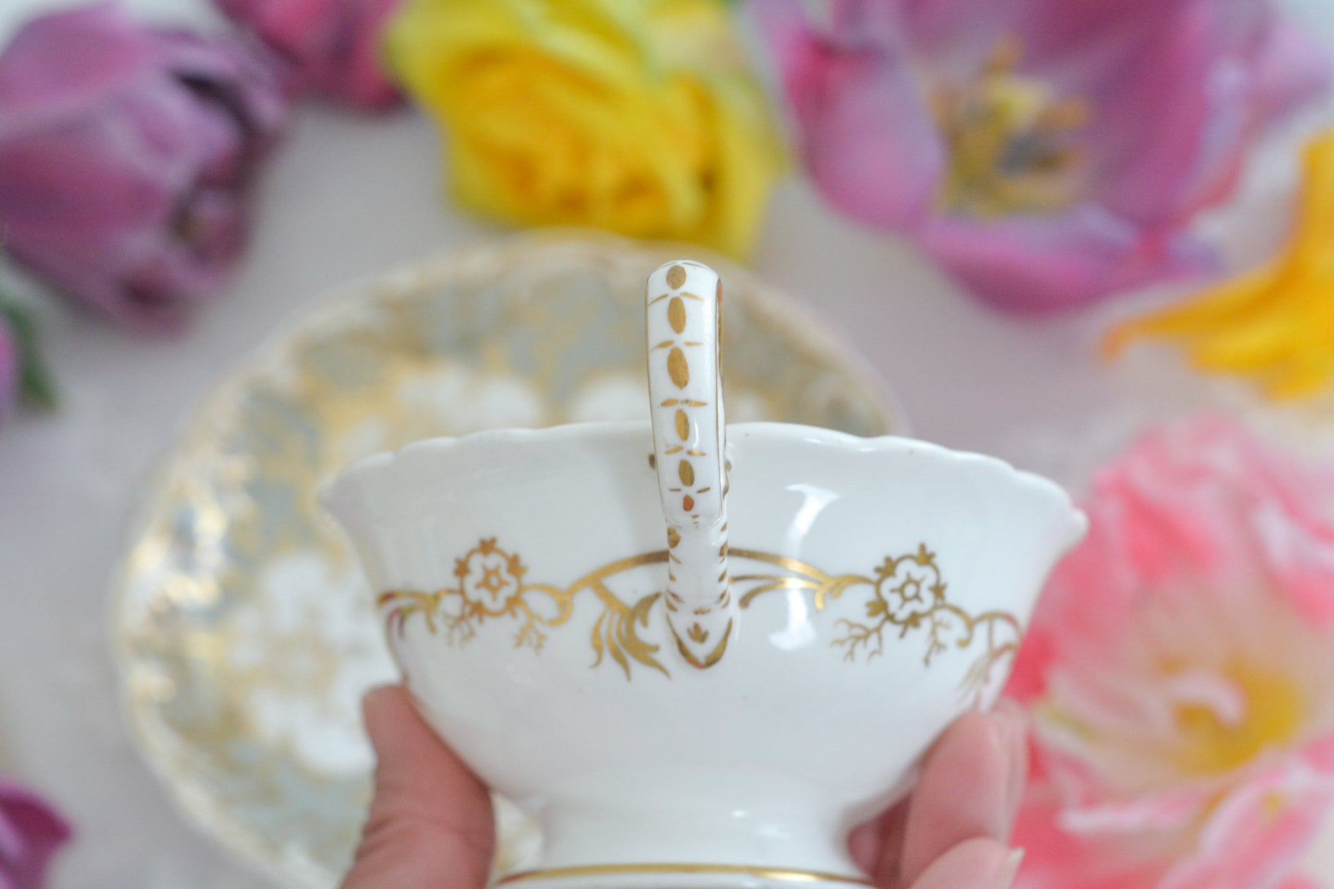 コールポートの中でも一番人気があるアデレードシェイプ。こちらはイギリスの美しい風景が描かれたお品です。のどかな風景がカップ、ソーサーそれぞれに描かれていてなんだかとても温かな気持ちになります。風景画を見ながら紅茶を楽しめる素敵なカップです。