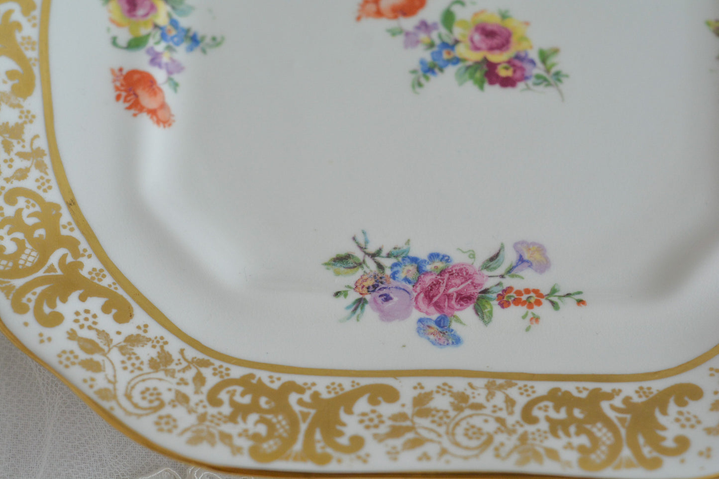 ハマースレイの豪華なティートリオとB&Bプレート。金彩の華やかな模様にブーケ柄のプリントが映えます。ハマースレイらしい優美なシェイプで、ティータイムに花を添えてくれるデザインです。それぞれ状態が異なりますので、プルダウンよりお選びください。ティートリオの④〜⑥はカップにヒビがあり、水漏れするため観賞用としてお勧めします。プレートはそれぞれお使いいただけます。