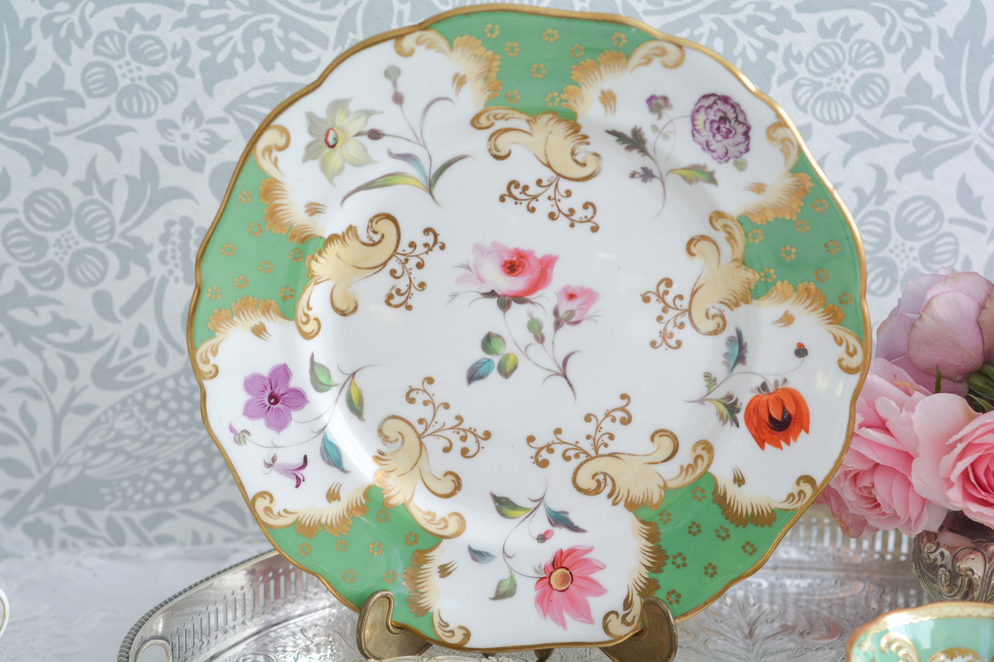 J.Green&Sonsという小売店のプレートです。J.Green&Sonsは1934年から1842年に聖ポール大聖堂近くに店を構えていました。大きなお店だったようです。メーカーのバックスタンプはありません。小売店の希望でメーカーのバックスタンプを入れなかったと推察しています。ハンドペイントで丁寧に描かれた1輪の花々。とても大変生き生きと描かれていて、見ていて飽きません。