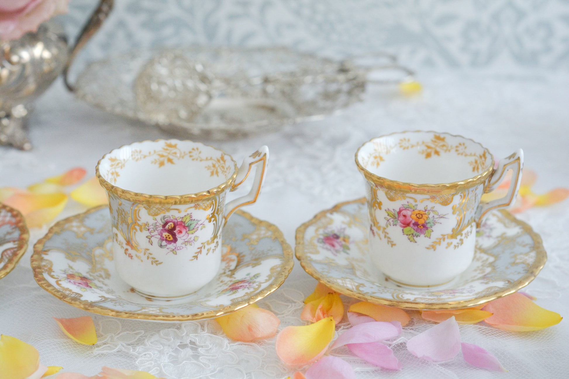 コールポートの人気シリーズ「バットウィング」。バットウィングは、たくさんのカラーバリエーションがあります。グレーカラーはレアカラーで、優しく明るい雰囲気。金彩もとても豪華でテーブルにあるだけでキラキラと輝いて見えます。デミタスカップの小さな世界に豪華で美しい模様がぎゅっと詰まった大変素晴らしいお品です。バットウィングシリーズも状態の良いお品は入手困難になってきました。貴重なグレーのバットウィングの輝きをどうぞお楽しみください。