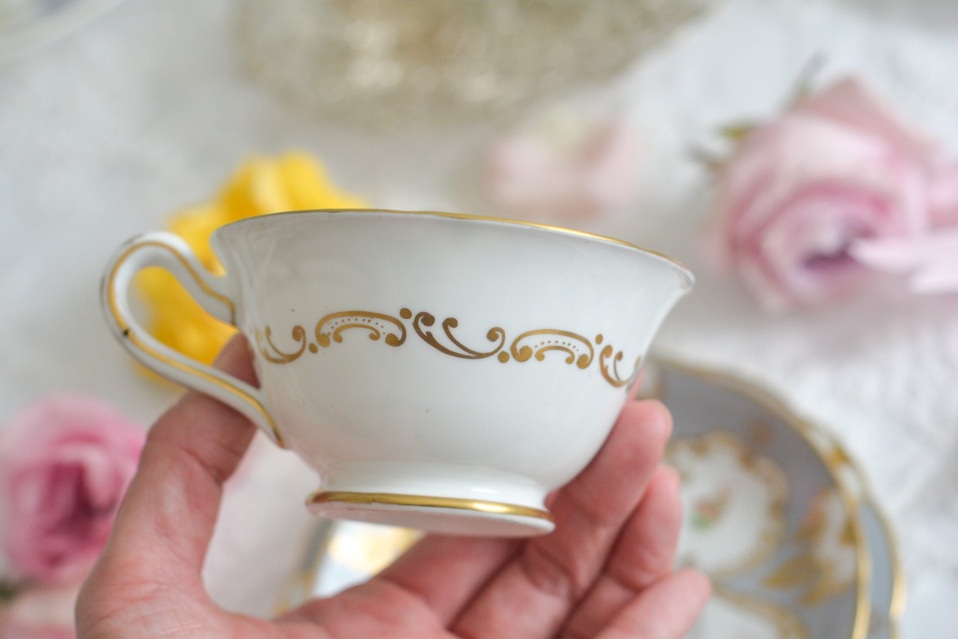 グレーカラーにハンドペイントで描かれた花々が美しいティートリオです。メーカーは不明ですが、以前ご紹介したハマースレイのアンティークトリオと雰囲気がよく似ています。金彩の模様もエレガントですね。残念ながらディーラーさんからの輸送時にカップにヒビが入ってしまいました。カップは観賞用となりますが、ソーサーとプレートはとても良い状態で、プレートのみお使いいただくこともできます。