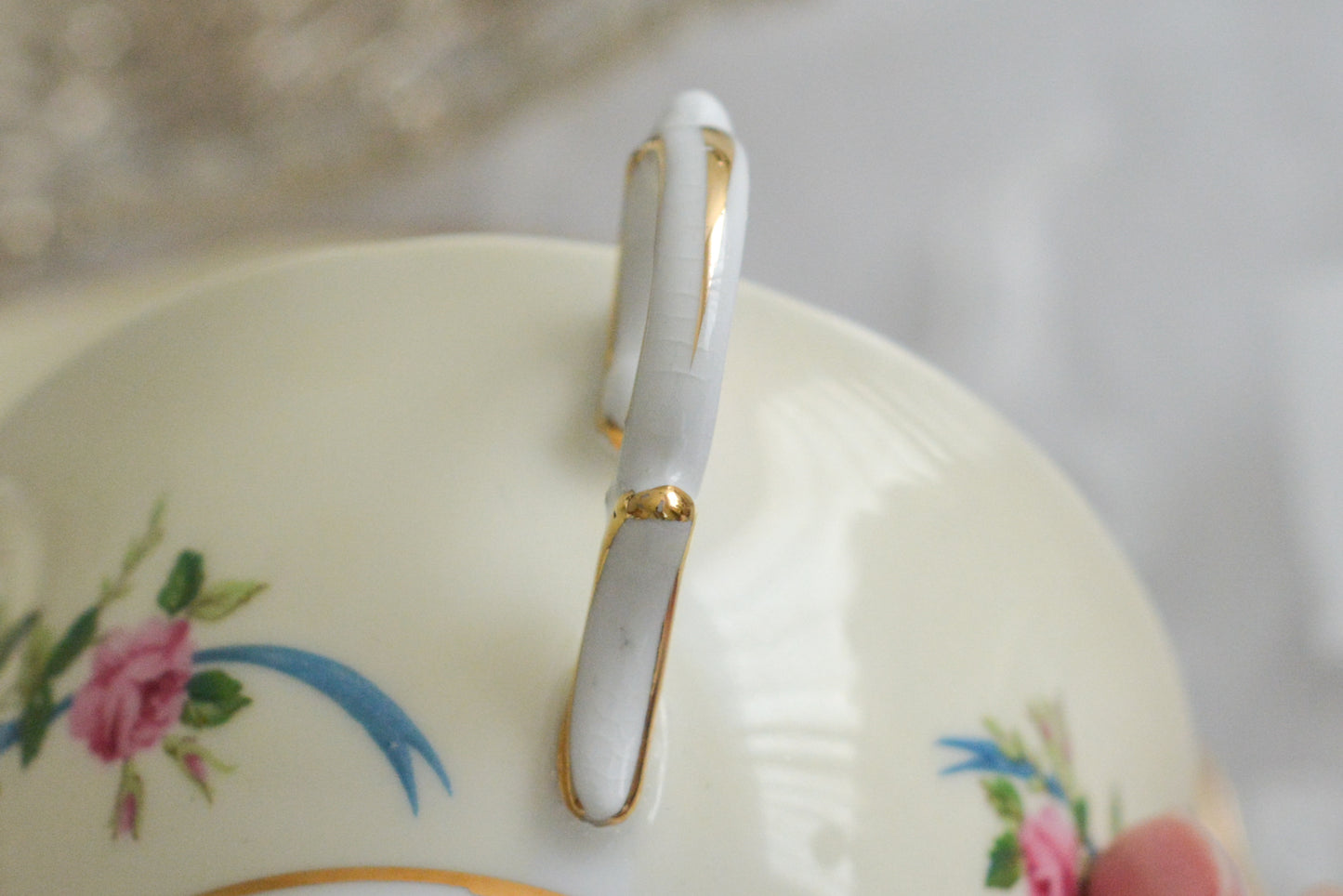 コルクラフ(Colclough)の可愛らしいティートリオ。コルクラフは1890年にハーバード・ジョセフ・コルクラフ氏が創業したメーカで、1940年代頃まで続いていました。コルクラフの中でもこのリボンの絵柄は人気で入手困難なお品です。クリーム色にブルーリボンと小さなバラの模様がとっても可愛らしいデザインです。パステルカラーがイースターや春のティータイムにもぴったりですね!