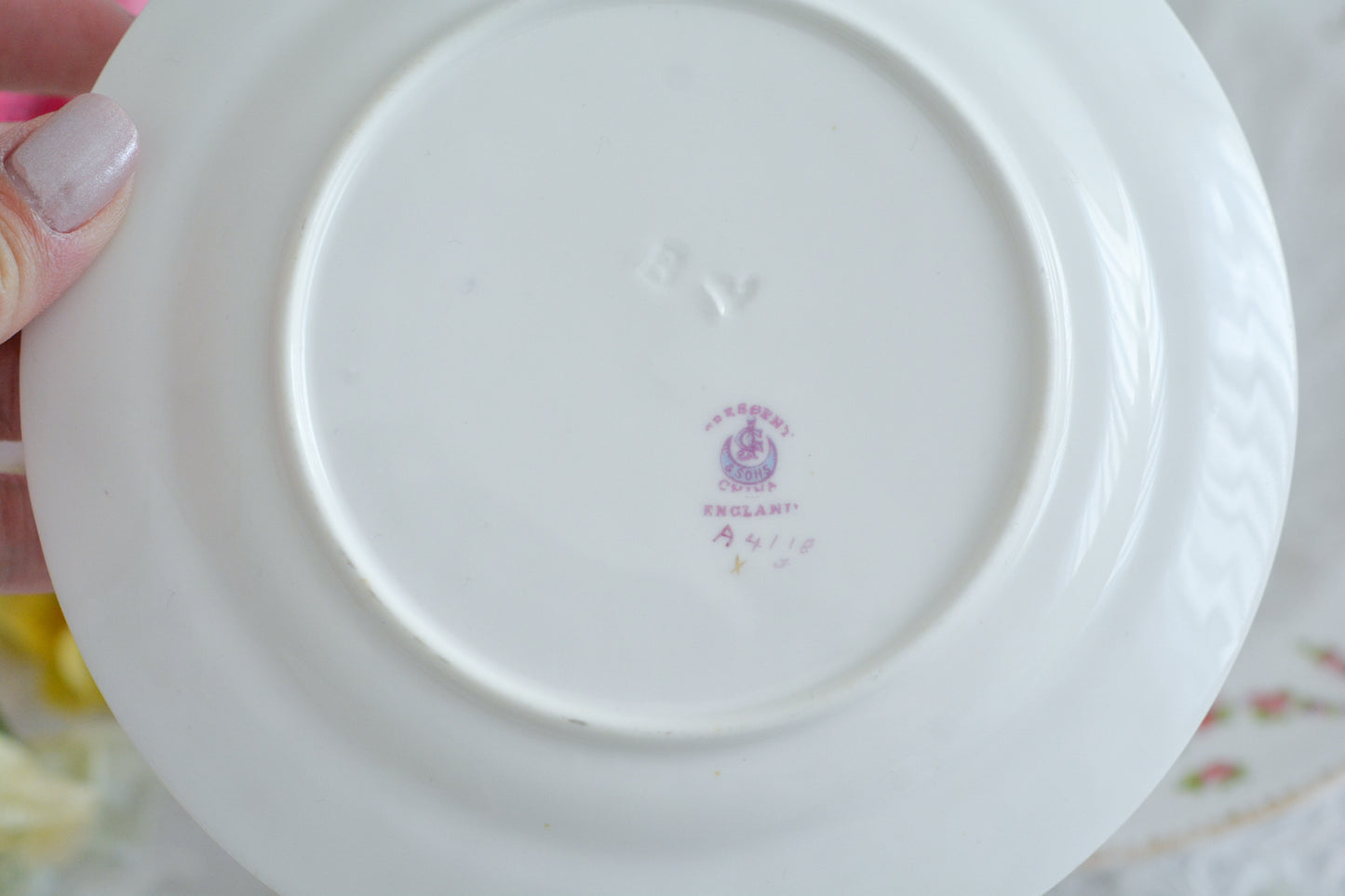 バラのガーランド模様が可愛らしい、ジョージ・ジョーンズ・クレッセントのセットです。カップ&ソーサー、サイドプレート、B&Bプレートのとても便利なセットです。クレッセントらしい可憐で上品な雰囲気がティータイムを盛り上げます。素磁の模様もとっても可愛らしいですよ。