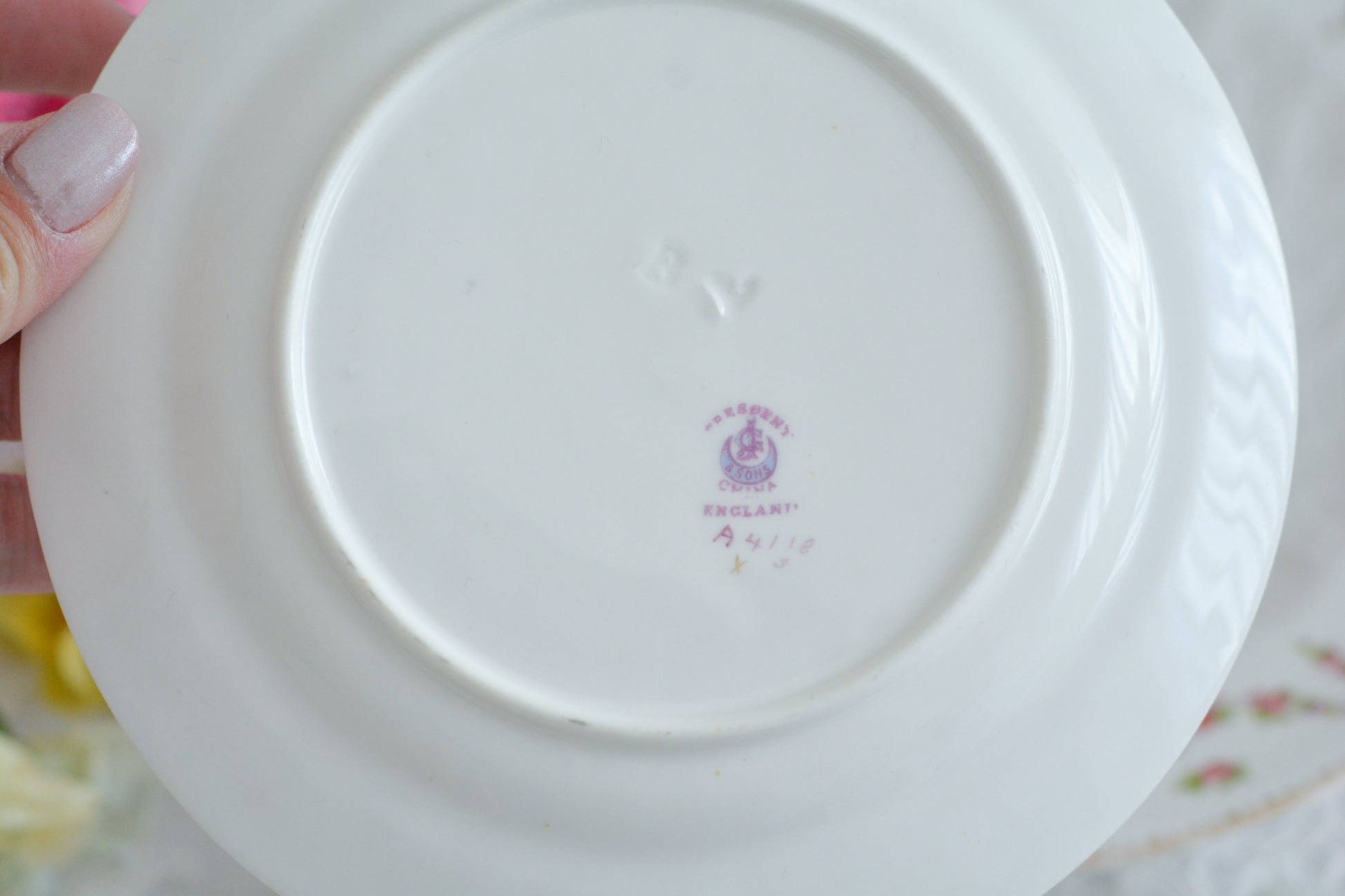 バラのガーランド模様が可愛らしい、ジョージ・ジョーンズ・クレッセントのセットです。カップ&ソーサー、サイドプレート、B&Bプレートのとても便利なセットです。クレッセントらしい可憐で上品な雰囲気がティータイムを盛り上げます。素磁の模様もとっても可愛らしいですよ。