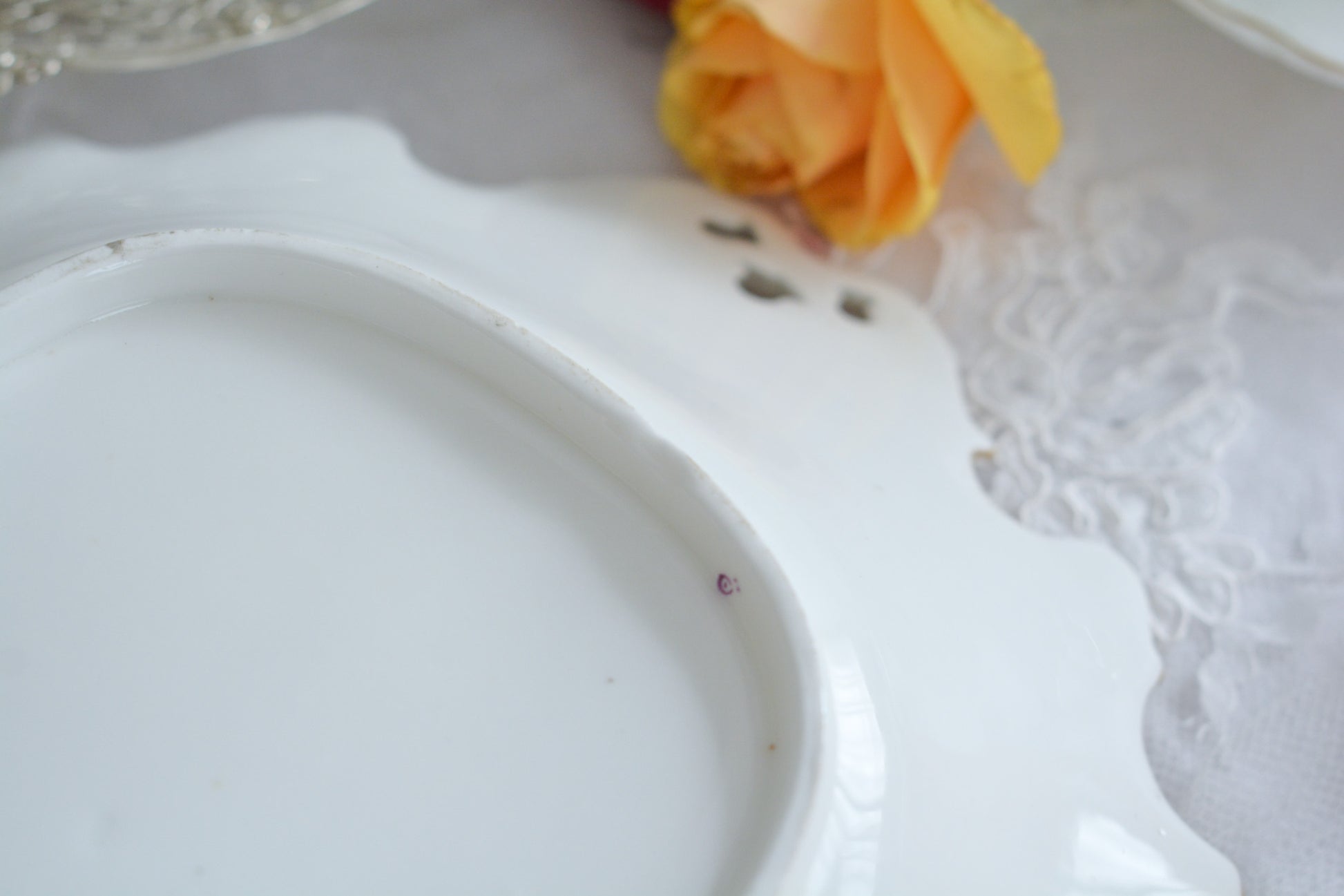 コールポートの花々と宿木?の描かれたサービングプレートです。私は宿木シリーズと呼んでおります。ハンドペイントで生き生きと描かれたお花と、繊細で丁寧に描かれた金彩の宿木がコールポートらしく上品です。華やかでクリスマスにもぴったりな雰囲気ですね。