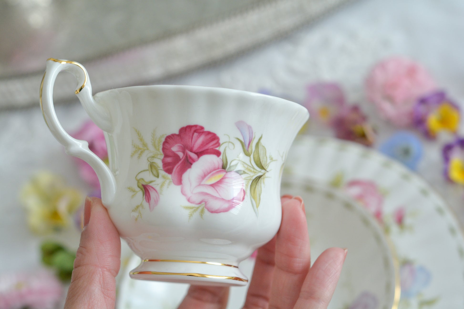 ロイヤルアルバートの人気シリーズの一つ、「フラワーオブマンス」1月から12月までそれぞれの季節のお花がモチーフのシリーズで、ついつい集めたくなってしまう魅力があります。今回ご紹介するのは、4月(April)。4月のお花はスイトピーです。春らしい明るいカラーでとても可愛らしいお品。貴重なトリオとなっております。4月生まれの方はもちろん、コレクションしてらっしゃる方、お探しの方もぜひ。