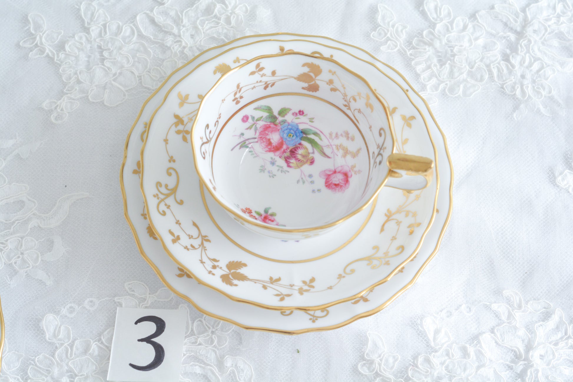 スポードの洗練されたデザインに、ハンドペイントで描かれた花々が大変美しいティートリオです。現代のテーブルにもマッチし、華やかにしてくれます。お花はハンドペイントで描かれているため一つ一つ違い、並べるとそれぞれのお花を見ることができてお話も盛り上がりそうです。