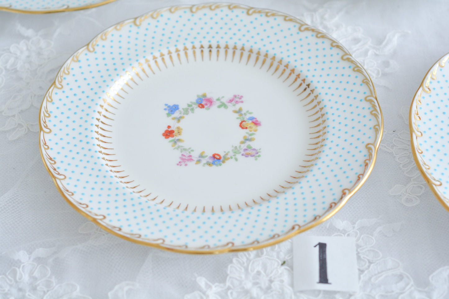 ティファニー特注の洗練された美しさとエナメルジュールの高度な技法で描かれた立体的なドット模様が素晴らしい、ミントンのデザートプレートです。ティファーニーらしい上品なプレートですね。ミントンブルーのプレートでデザートタイムをお楽しみください。こちらはどのプレートにも貫入が見られます。そのためお買い得価格になっています。