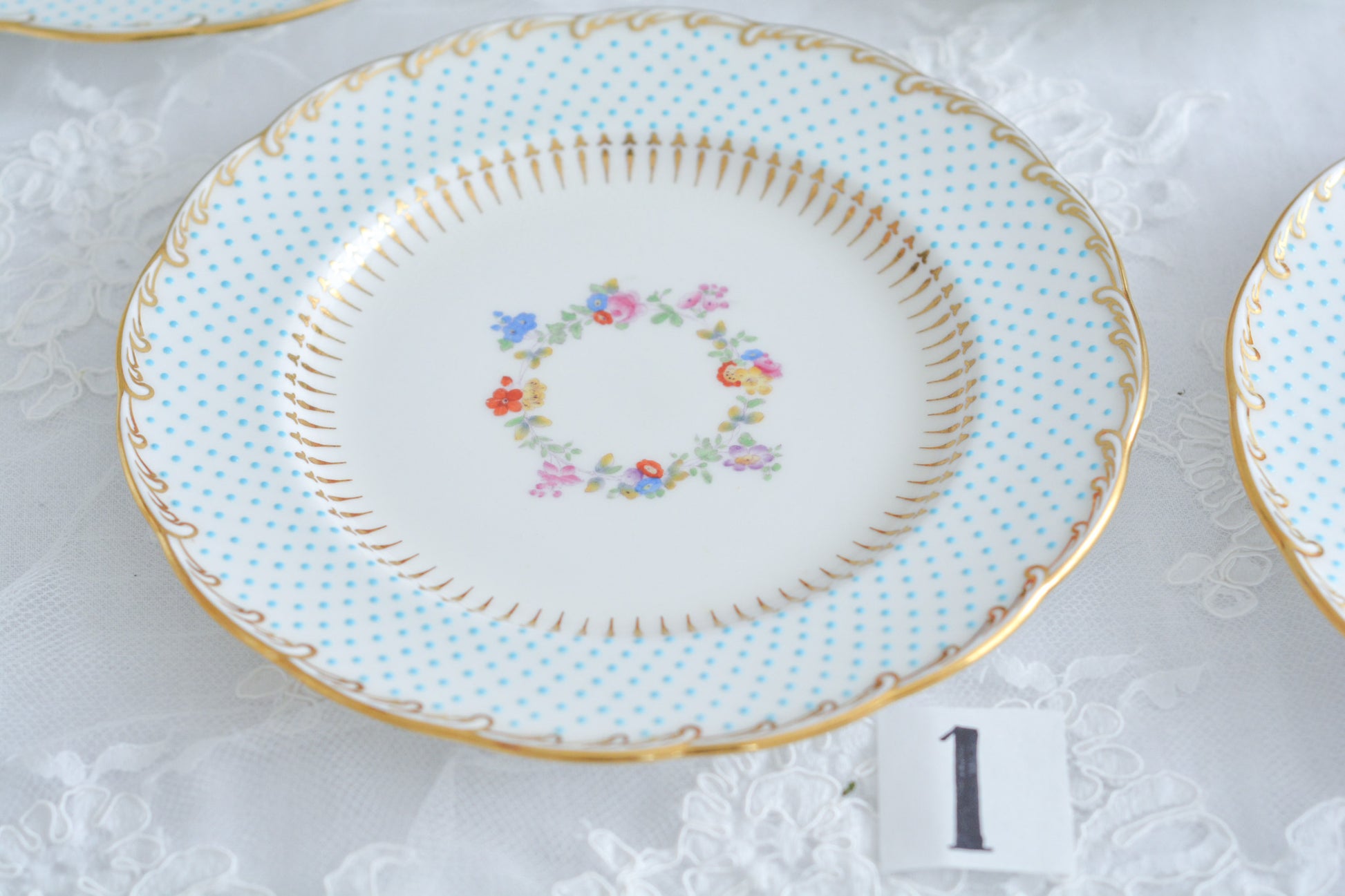 ティファニー特注の洗練された美しさとエナメルジュールの高度な技法で描かれた立体的なドット模様が素晴らしい、ミントンのデザートプレートです。ティファーニーらしい上品なプレートですね。ミントンブルーのプレートでデザートタイムをお楽しみください。こちらはどのプレートにも貫入が見られます。そのためお買い得価格になっています。