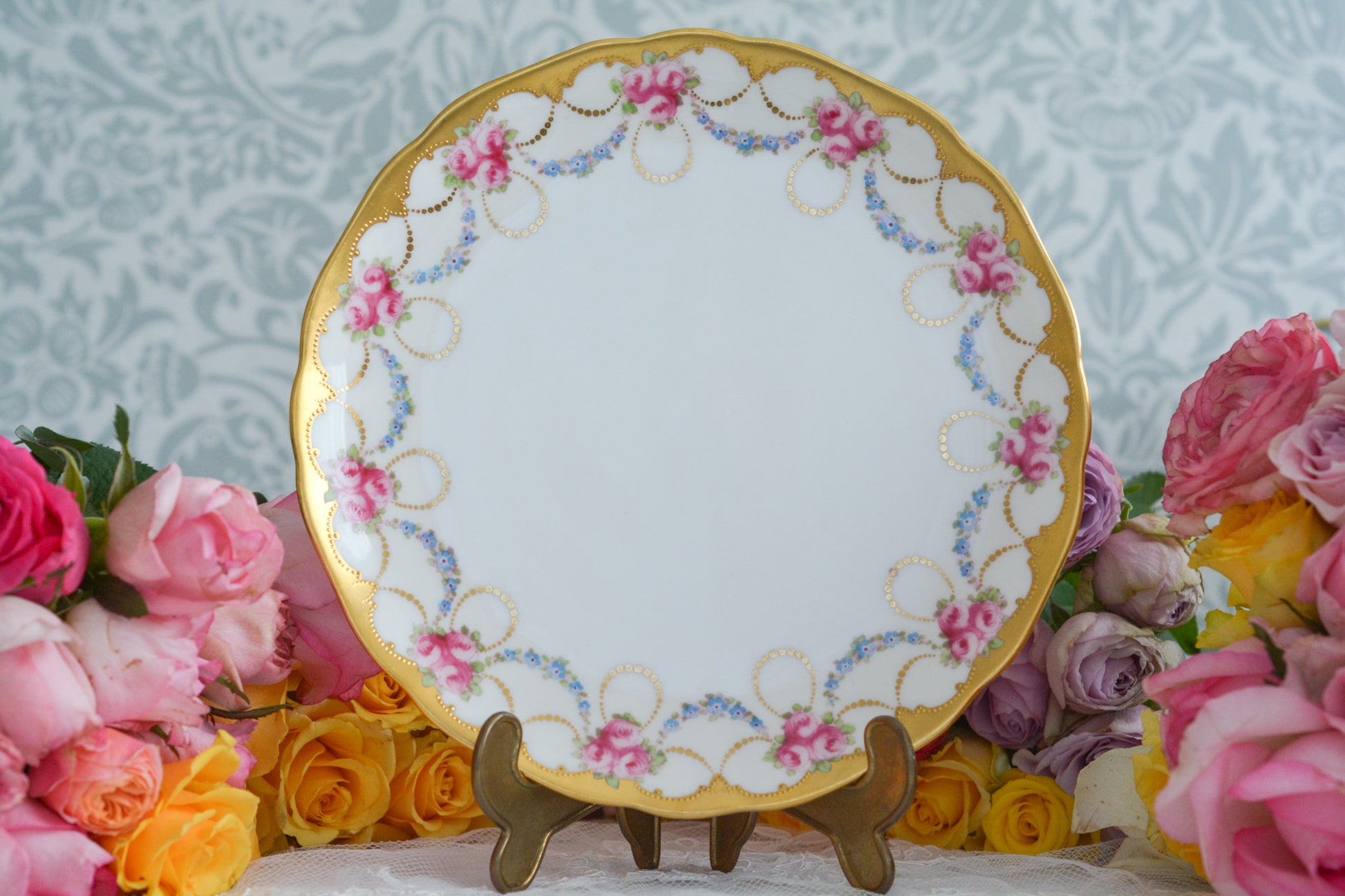 コウルドンのバラに忘れな草のガーランドが大変美しいデザートプレートです。縁の金彩は金盛りの模様が描かれてとても凝ったデザインとなっています。デザートタイムが一気に華やかになりますね。クリスマスのテーブルコーディネートにもぜひ。