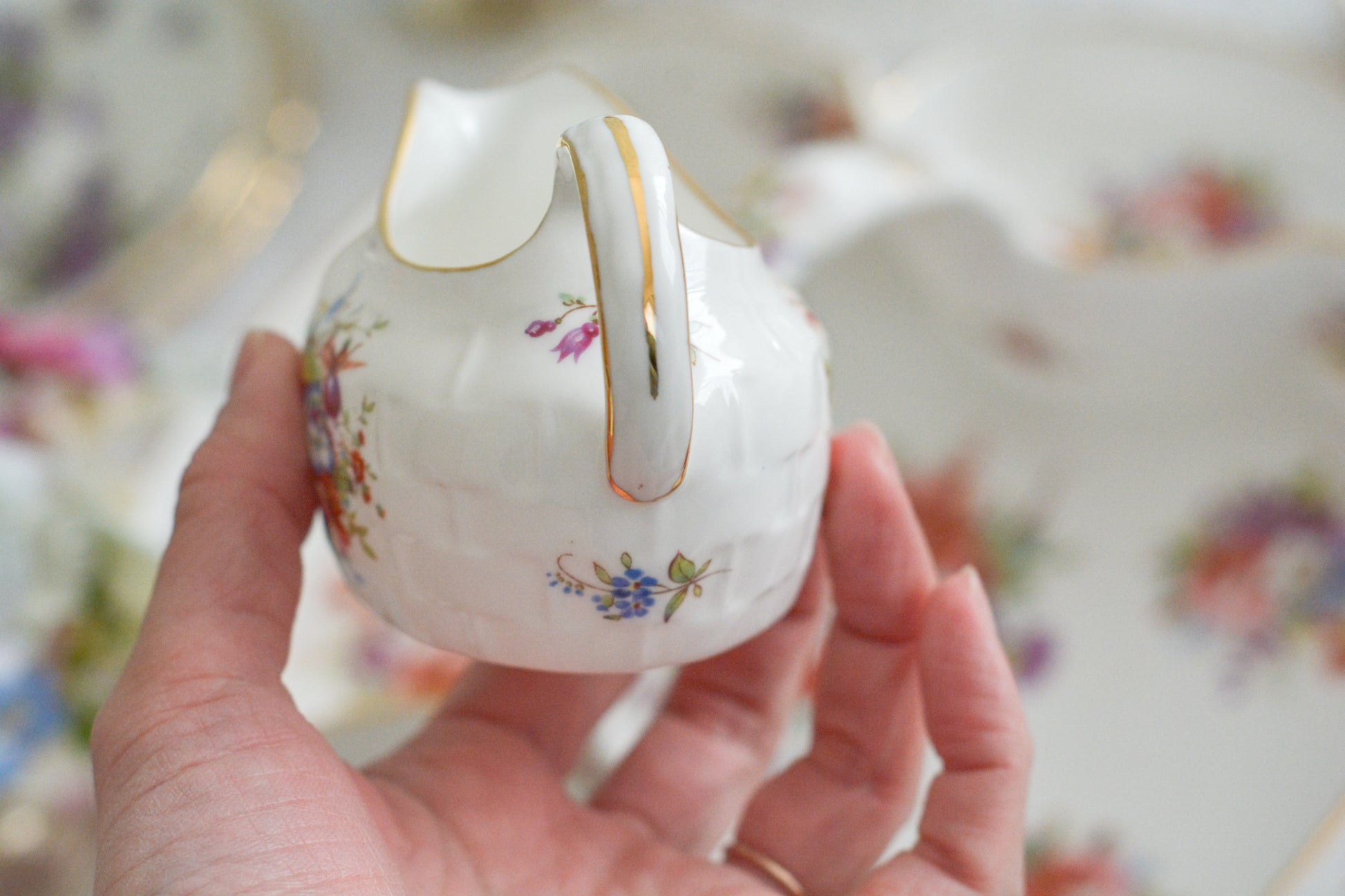 ハマースレイのハワードスプレイシリーズのストロベリーバスケット。ストロベリーバスケットは、イチゴを入れるバスケットでシュガー入れとクリーマーがついています。生産量が少なく、とても人気があるアイテムの一つ。こちらは老舗高級食器店のT.GOODEの特注品です。人気のハワードスプレイの華やかなストロベリーバスケットは、イチゴはもちろん、スコーンや焼き菓子などを乗せても素敵ですね。