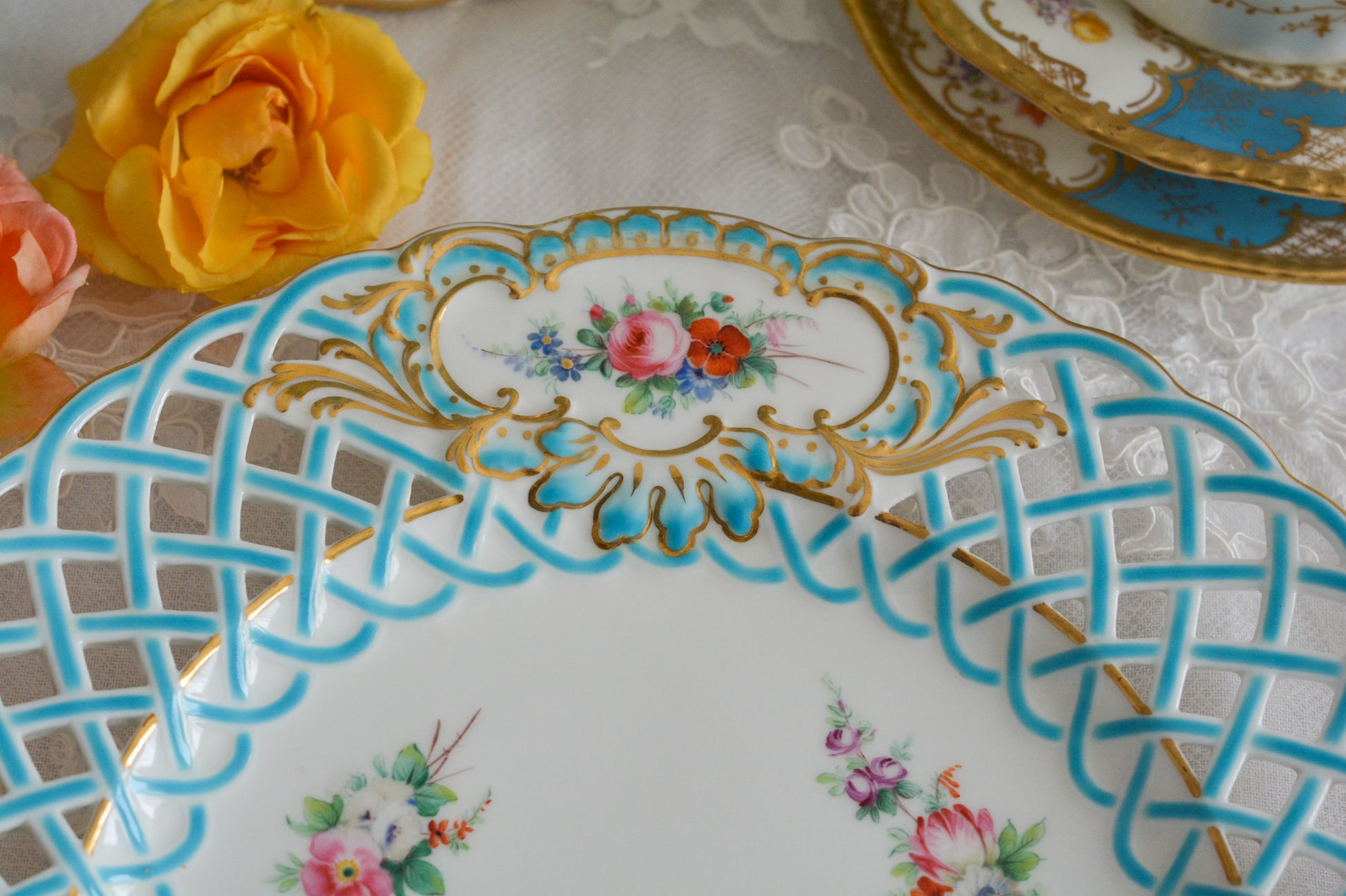 英国アンティークの中でも特に貴重なミントン8800番プレート。ミントンブルーの格子模様に、ハンドペイントの花々が大変美しいミントンの至宝のプレートです。