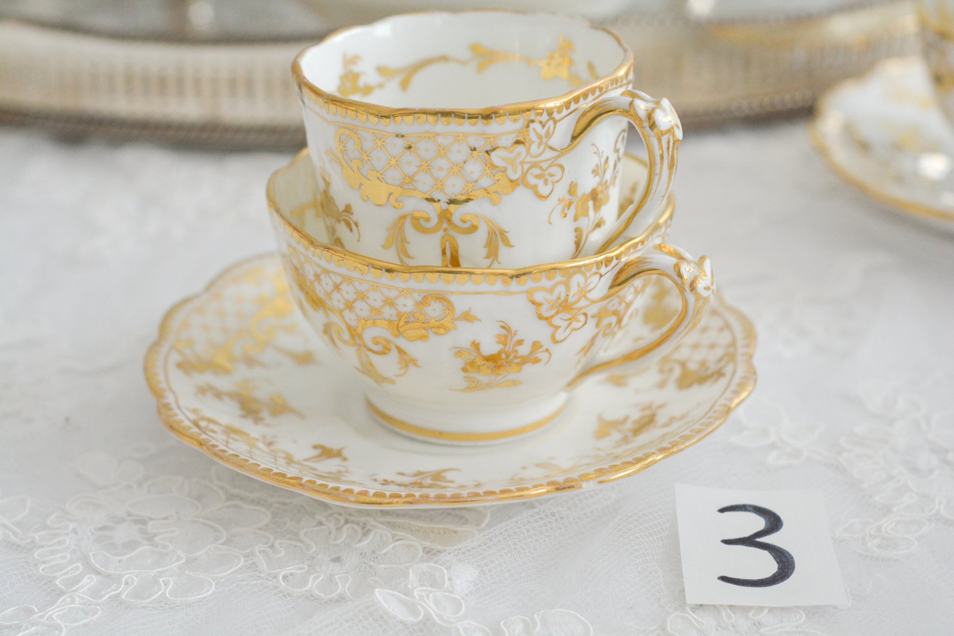 リッジウェイのFoliage Shapeのトゥルートリオ。ハンドル部分には葉っぱの模様がついていてとても可愛らしいシェイプです。白磁に金彩の模様がとても豪華でリッジウェイらしい作品です。トゥルートリオは、ティーカップ、コーヒーカップ、ソーサーのセットでヴィクトリア時代の初期頃まではトリオといえばこちらが主流でした。今ではとても貴重になっています。紅茶もコーヒーも楽しめるのがいいですね。