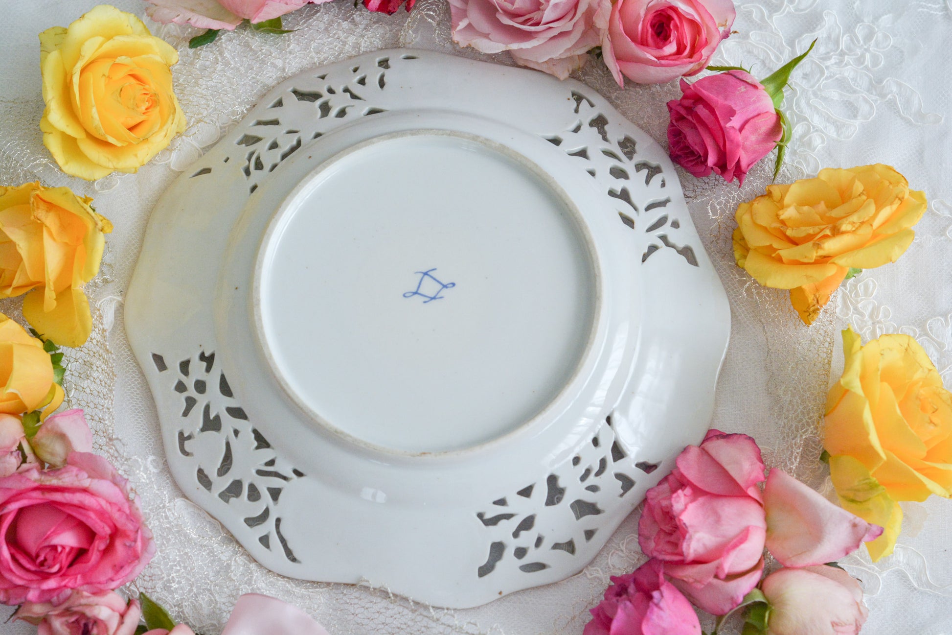 花文字でマリーアントワネットの頭文字MとAが描かれた美しいプレートです。透かし模様のお花や金彩もハンドペイントで丁寧に描かれています。豪華な雰囲気がマリーアントワネットの世界観にぴったりなお品です。バックスタンプはカールティーメのものではなく、お調べがつきませんでした。フランスセーブル窯のバックスタンプにも似ています。ただ、とても丁寧に作られていて、この企画展にふさわしい大変美しいお品です。