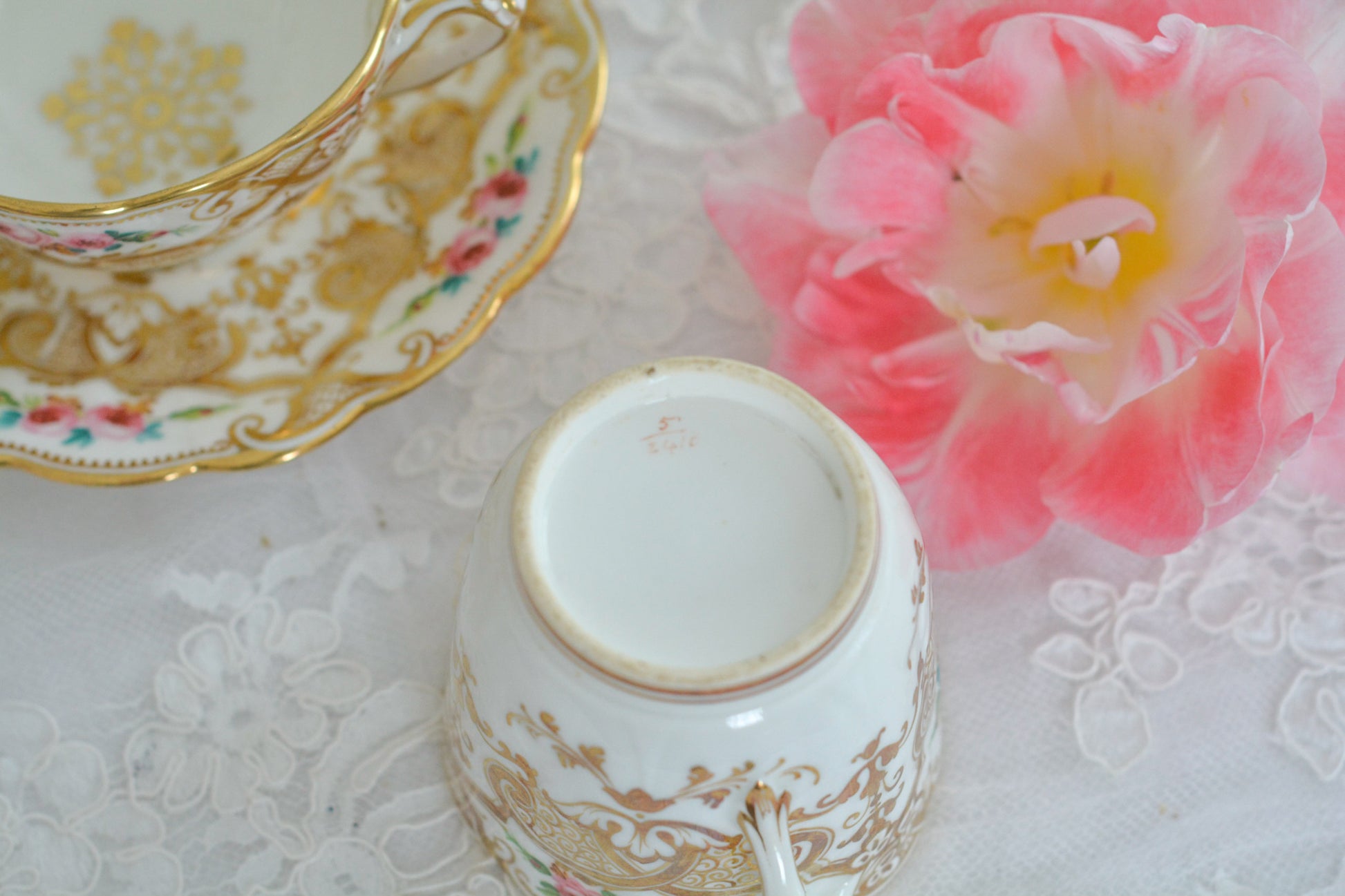 リッジウェイのフォリエージシェイプ(Foliage Shape)のトゥルートリオ。ハンドル部分には葉っぱの模様がついていてとても可愛らしいシェイプです。フォリエージシェイプもさまざまな絵柄やカラーがあります。こちらもリッジウェイらしい、力強く、豪華な作品で、とても存在感があります。トゥルートリオは、ティーカップ、コーヒーカップ、ソーサーのセットでヴィクトリア時代の初期頃まではトリオといえばこちらが主流でした。今ではとても貴重になっています。紅茶もコーヒーも楽しめるのがいいですね。