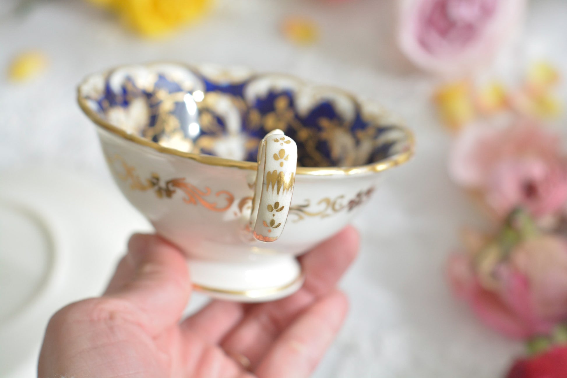 コバルトブルーに金彩の葉っぱ模様が大変美しい、コールポートアデレードシェイプのカップ&ソーサーです。優美なシェイプは大変美しく、重厚感がありながら繊細さも感じるお品です。カップに1ヶ所古いヒビが入っているためお値打ち価格になっています。ヒビはあるものの、ロココリバイバルの大変美しいカップです。