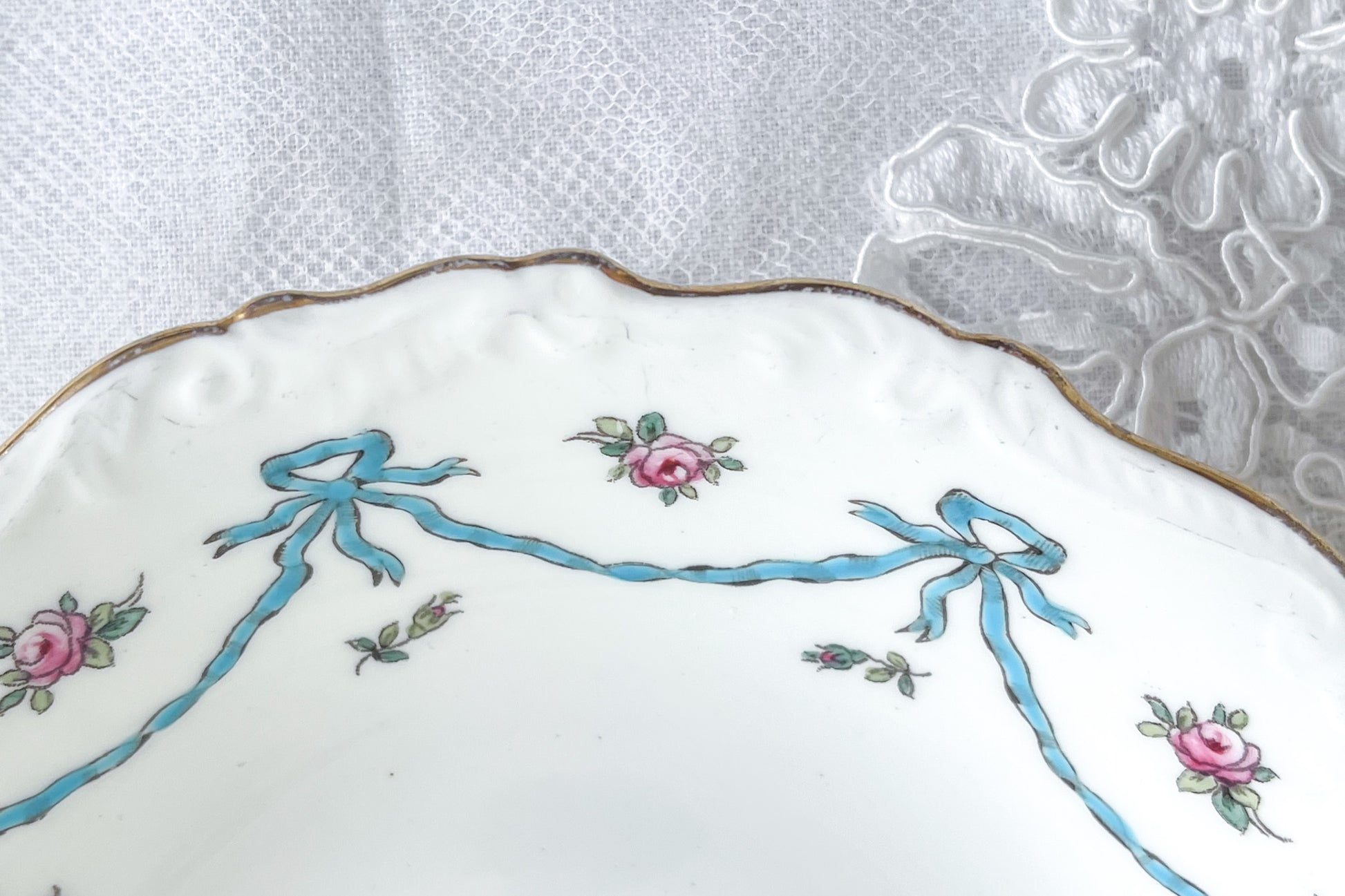 コールポートのリボンと薔薇の模様が可愛らしいボウルの4点セット。ハンドペイントで色つけされ、可愛らしく使いやすいボウルです。