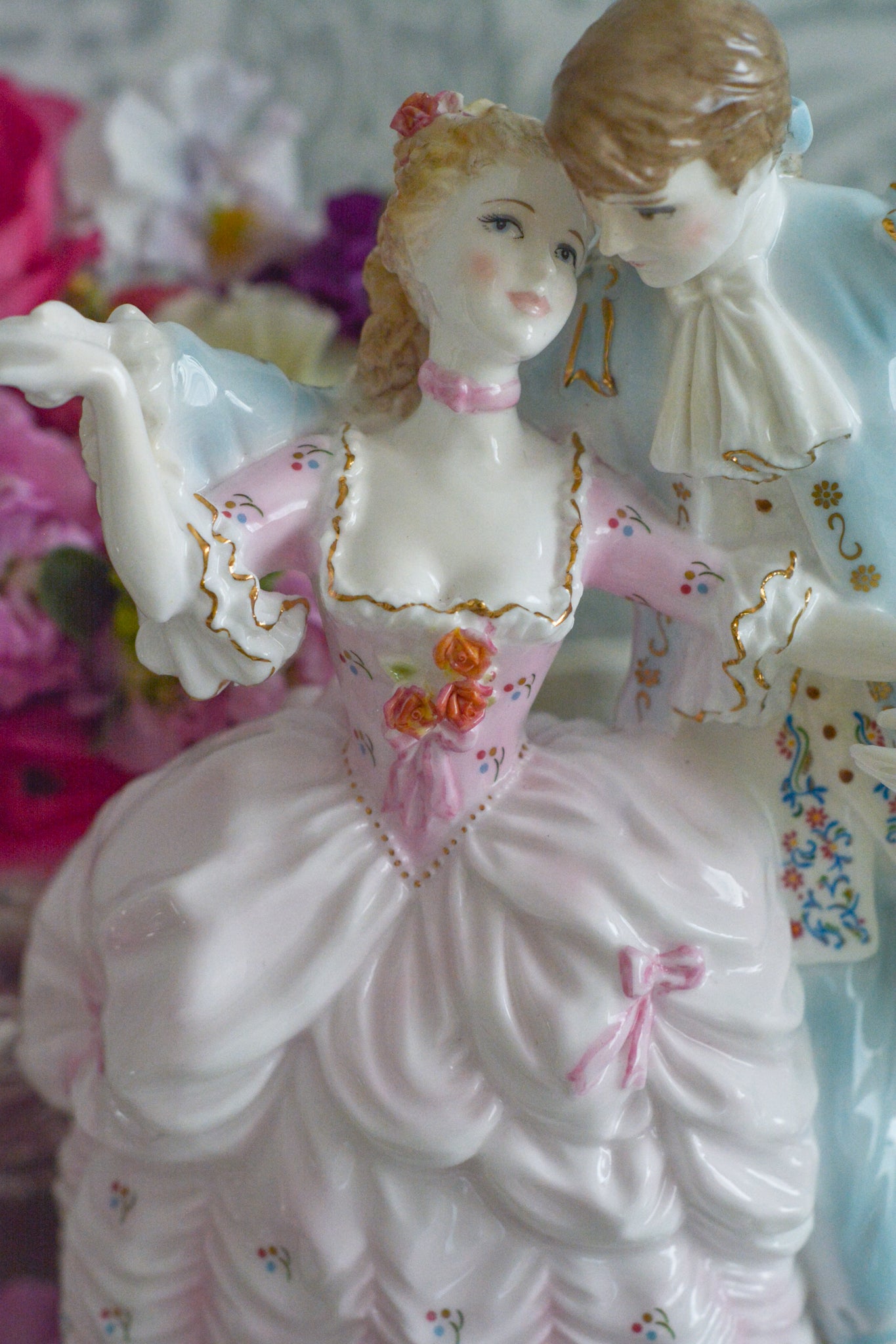 ロイヤルウースターの「AGE OF CORTSHIP」シリーズの「The Flirtation」というフィギュリンです。「The Flirtation」「The Tryst」「The Betrothal」「The Proposal」があり、シリーズ名の通り、男女ペアのフィギュリンで構成されています。 寄り添ってダンスしているようにも見えます。 そしてパステルカラーの衣装の雰囲気やお顔の表情も柔らかく、初々しい様子も伝わってきます。2500体しか製造されていない大変貴重なフィギュリンです。