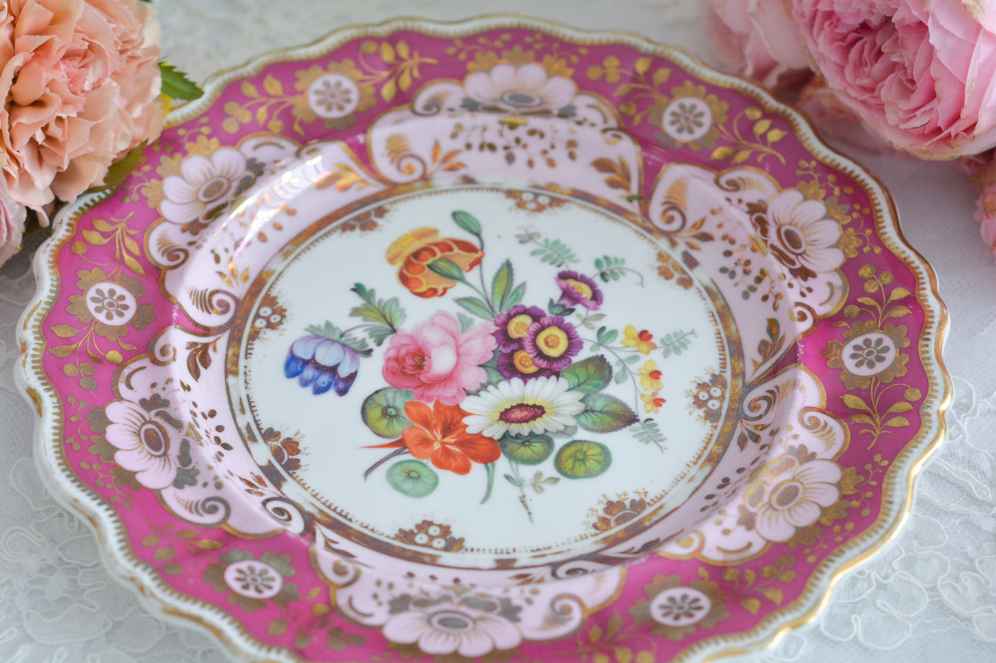 19世紀中頃に作られたピンクとマルーンカラーのプレート。手描きで大きな花束絵が大胆にとても美しく描かれています。色使いもデザインもアンティークならでは。どんなお菓子も乗せるだけで特別なお菓子に!とっても華やかなこちらのプレート、ティータイムに、日々のお茶の時間にぜひお使いくださいね。
