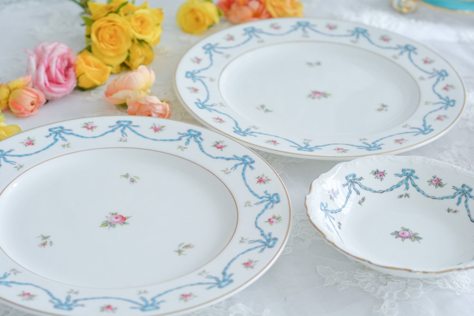 コールポートの可愛らしいディナープレート。水色のリボンと薔薇のガーランドのようなデザインがとても愛らしいです。サービングプレートとしても、ディナープレートとしてもお使いいただけます。ワンプレートランチにお使いいただいても素敵ですね。