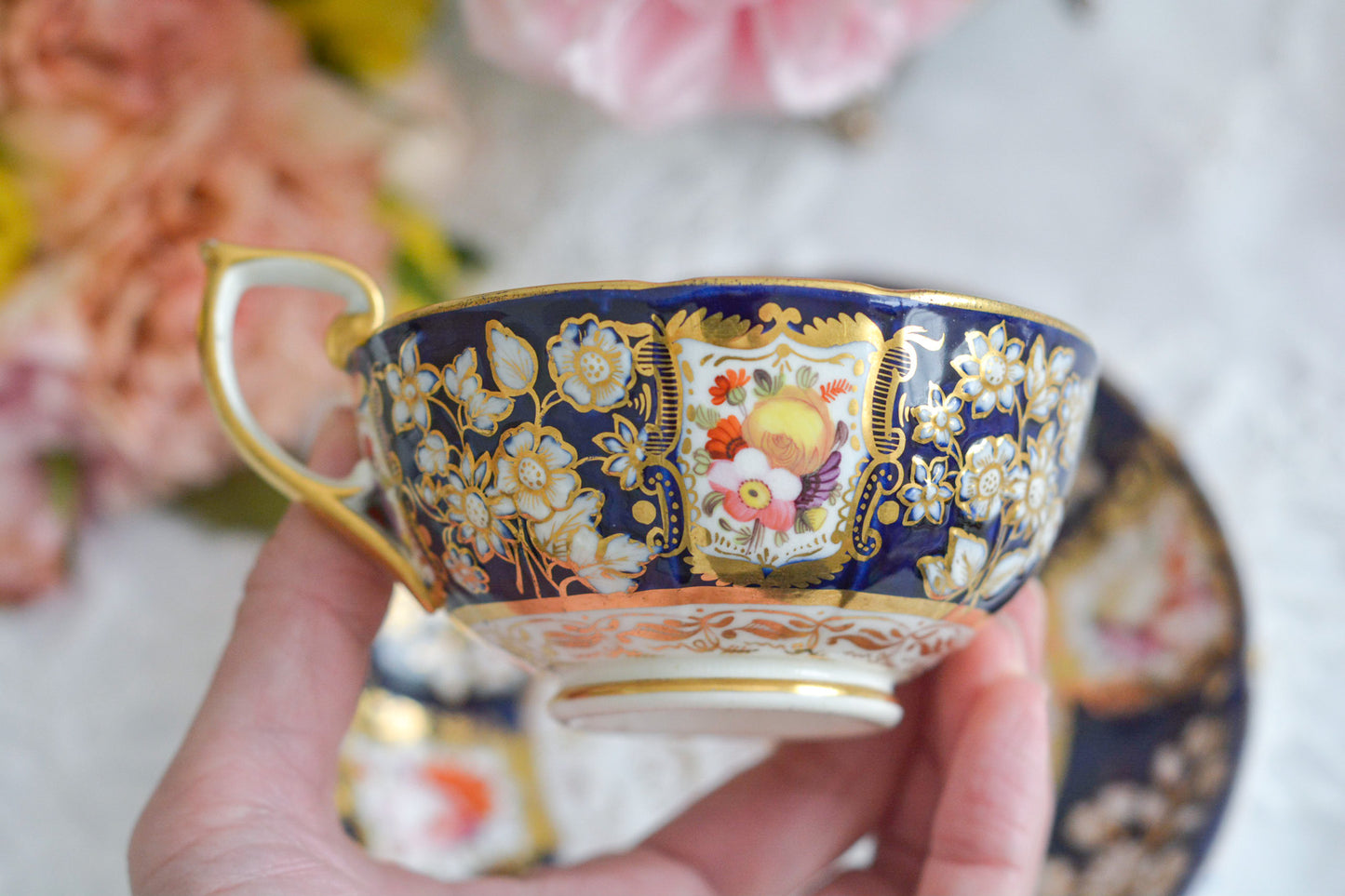 コールポートの1820年代に作られたとっても貴重なお品。コバルトブルー地に白抜きの立体的なお花模様、エナメル画のブーケは繊細なタッチで大変美しく描かれています。まさしく貴族のティータイムのためのカップ。当時の持ち主の大切な財産だったことでしょう。そしてこちらは実際に使われていたと思われます。金彩が剥がれていたり、ソーサーはヒビがあるけれど、よく200年間受け継がれてここに来てくれたと思います。
