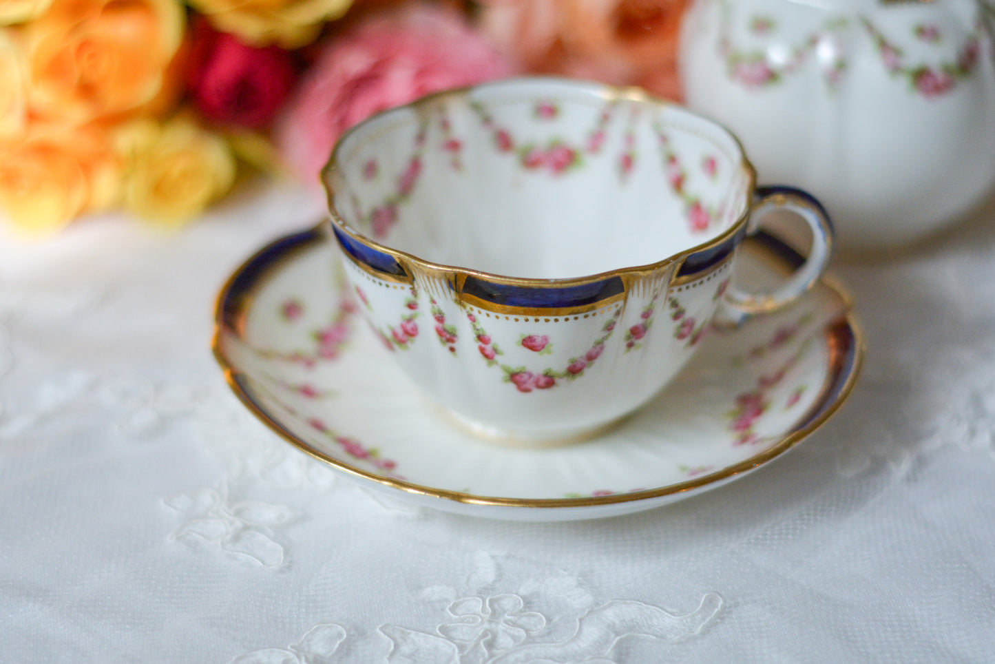 クレッセントのティーセット。薔薇のガーランドが大変可愛らしいお品です。Rose Antiquesはコールポートをはじめ英国のアンティーク食器をご紹介しています。