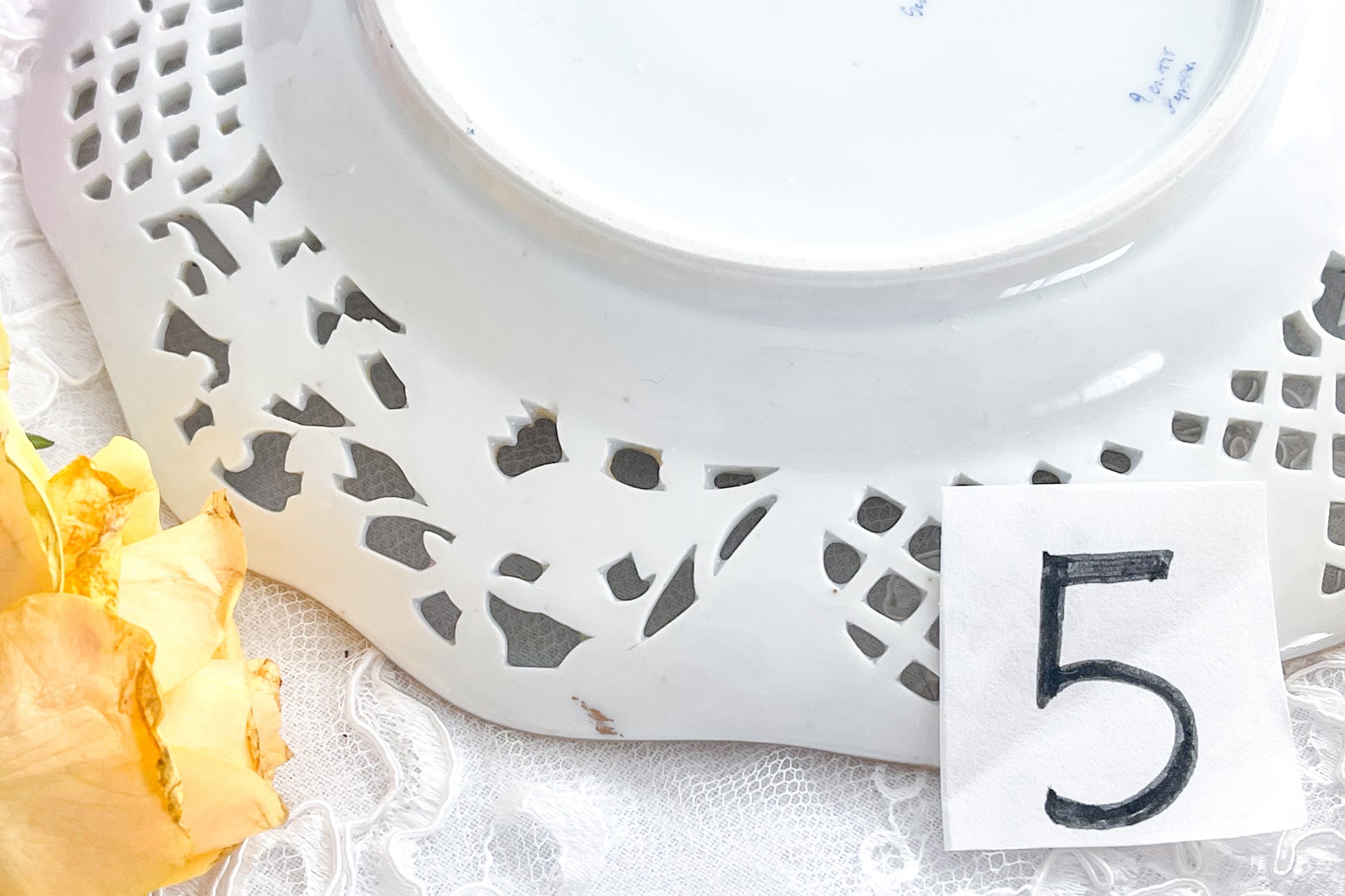 オーストリアの「国の母」とたたえられたハプスブルグ家の女帝「マリア・テレジア」。のちにフランス国王ルイ16世に嫁いだマリー・アントワネットの母でもあります。その名前にふさわしく、また、ウィーンの煌びやかな芸術や宮殿を思わせるような華やかで美しい世界観のプレートです。カール・ティーメの素晴らしいハンドペイントの絵付けをお楽しみください。