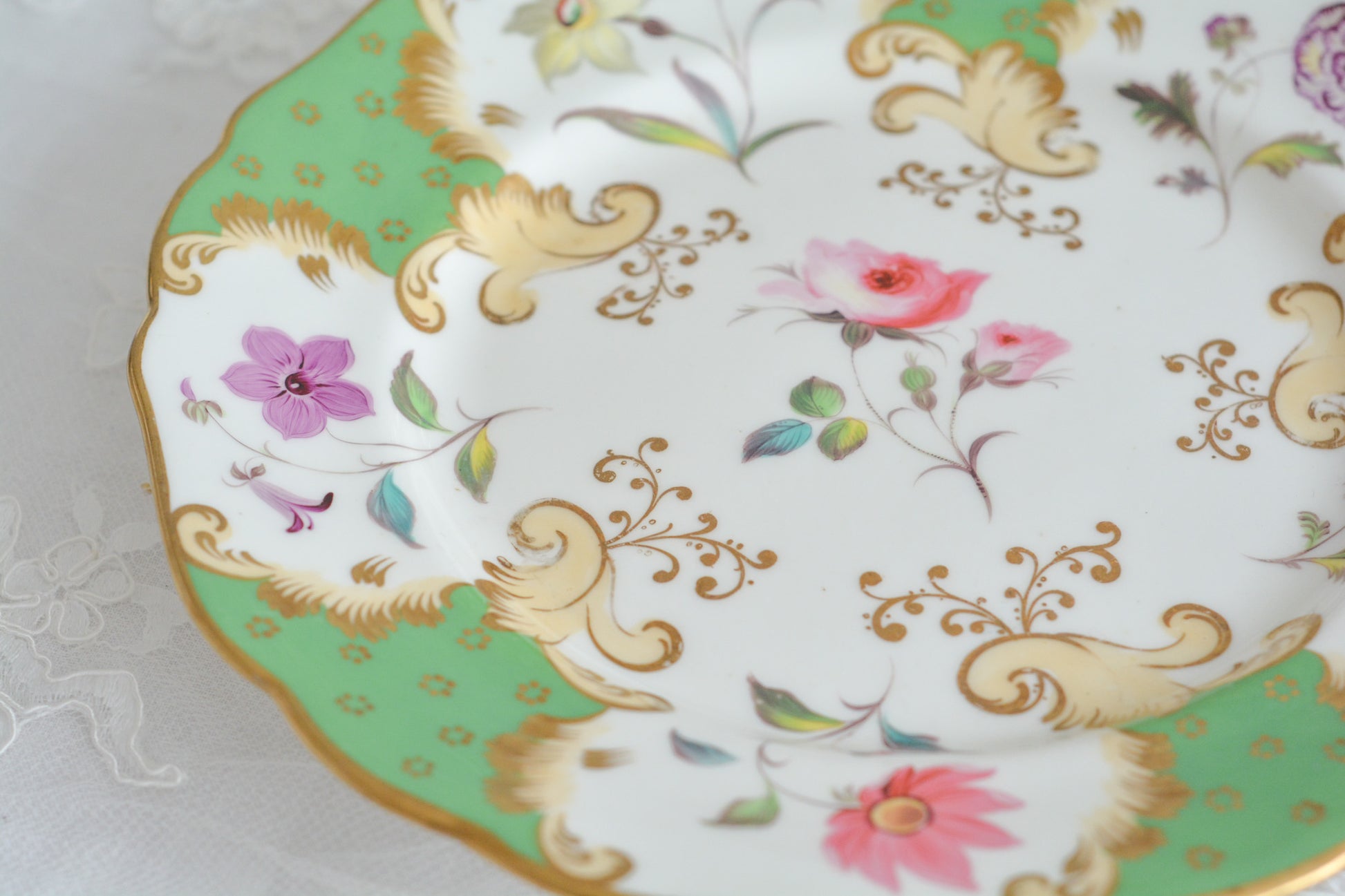 J.Green&Sonsという小売店のプレートです。J.Green&Sonsは1934年から1842年に聖ポール大聖堂近くに店を構えていました。大きなお店だったようです。メーカーのバックスタンプはありません。小売店の希望でメーカーのバックスタンプを入れなかったと推察しています。ハンドペイントで丁寧に描かれた1輪の花々。とても大変生き生きと描かれていて、見ていて飽きません。