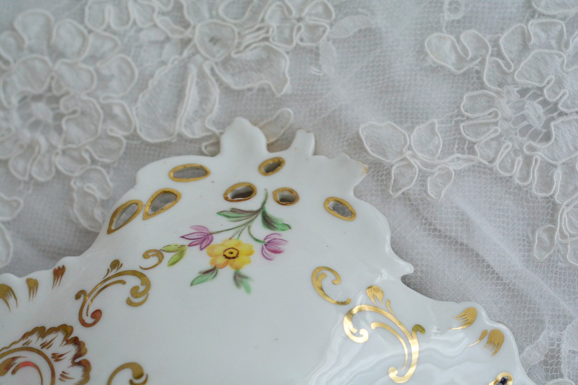 コバルトブルーが美しい、ロココリバイバルのタッツアです。美しい花々と鳥達が描かれています。側面にもたくさんの花々が描かれ、高台部分は美しい透かし模様になっています。なんて手の込んだタッツアでしょう。どんなお花が描かれているか、装飾の美しさをじっくりと鑑賞したくなります。