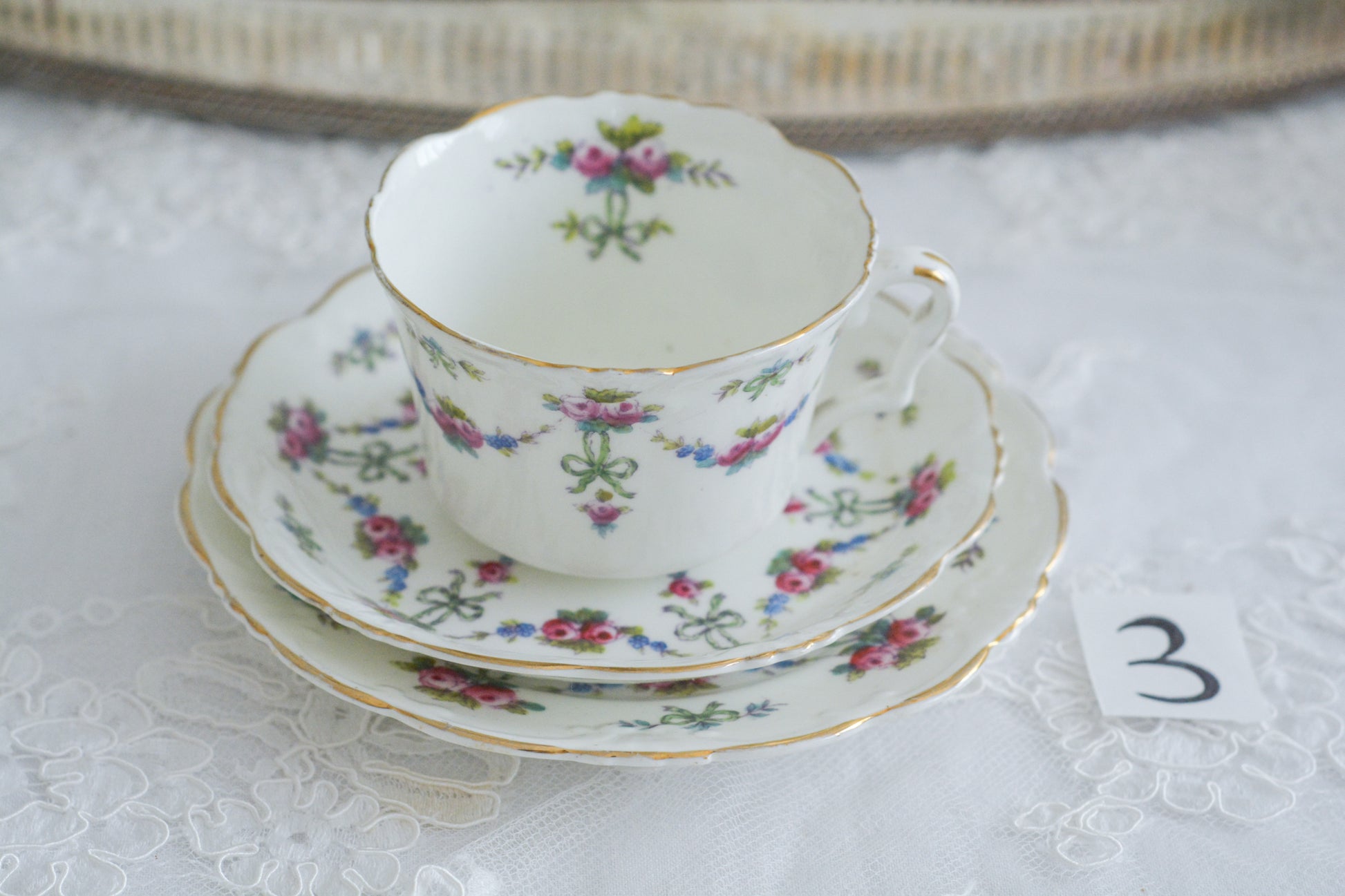 コリンウッドのリボンにバラのガーランドがとっても可愛らしいティートリオ、ミルクジャグ、スロップボウル、デザートプレートがやってきました!ハンドペイントで色つけされたバラやリボンを眺めているだけで気持ちが上向きになる可愛らしさです。ぜひ春のティータイムに。プルダウンから、単品ご選択頂けます