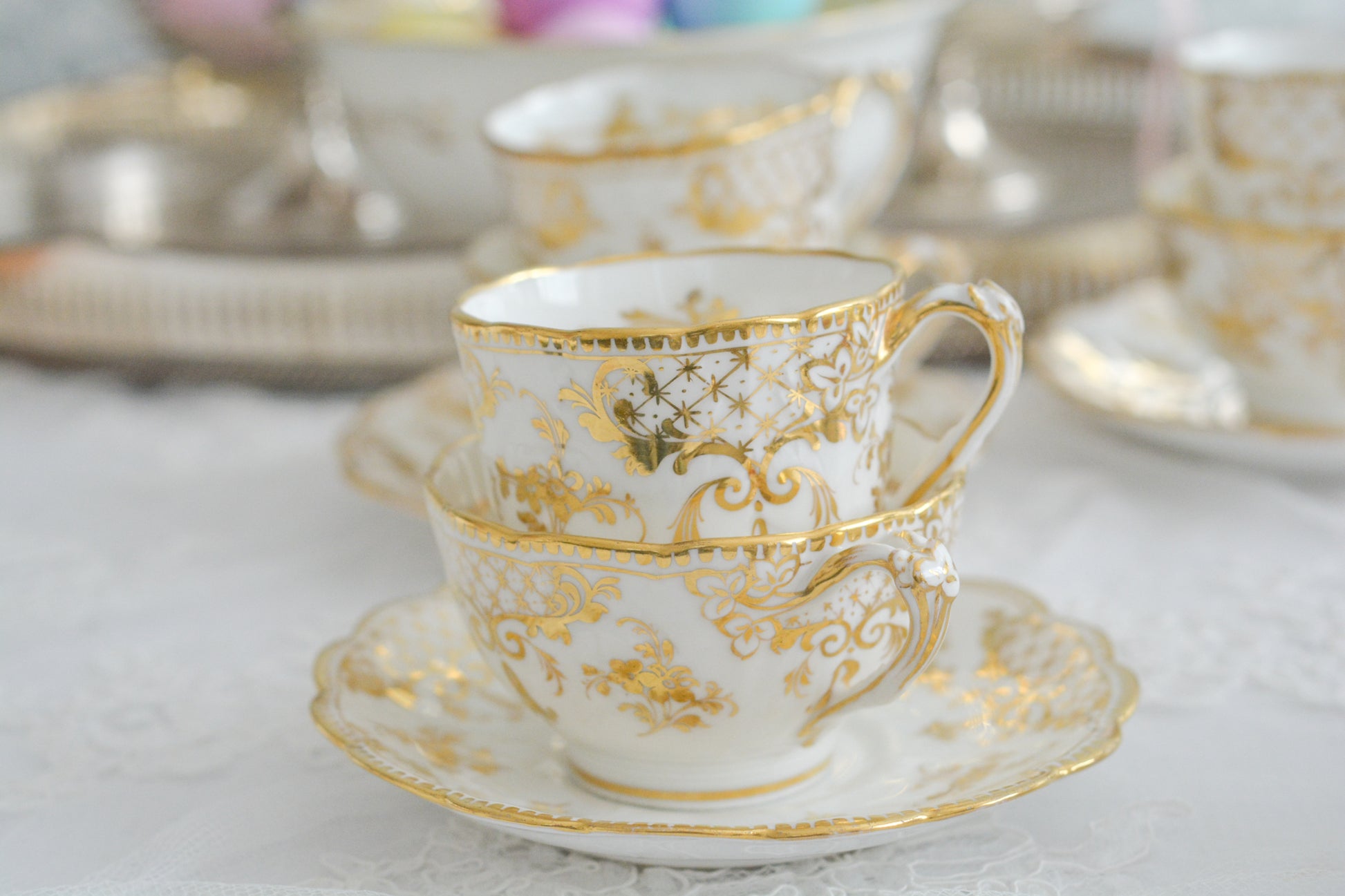 リッジウェイのFoliage Shapeのトゥルートリオ。ハンドル部分には葉っぱの模様がついていてとても可愛らしいシェイプです。白磁に金彩の模様がとても豪華でリッジウェイらしい作品です。トゥルートリオは、ティーカップ、コーヒーカップ、ソーサーのセットでヴィクトリア時代の初期頃まではトリオといえばこちらが主流でした。今ではとても貴重になっています。紅茶もコーヒーも楽しめるのがいいですね。