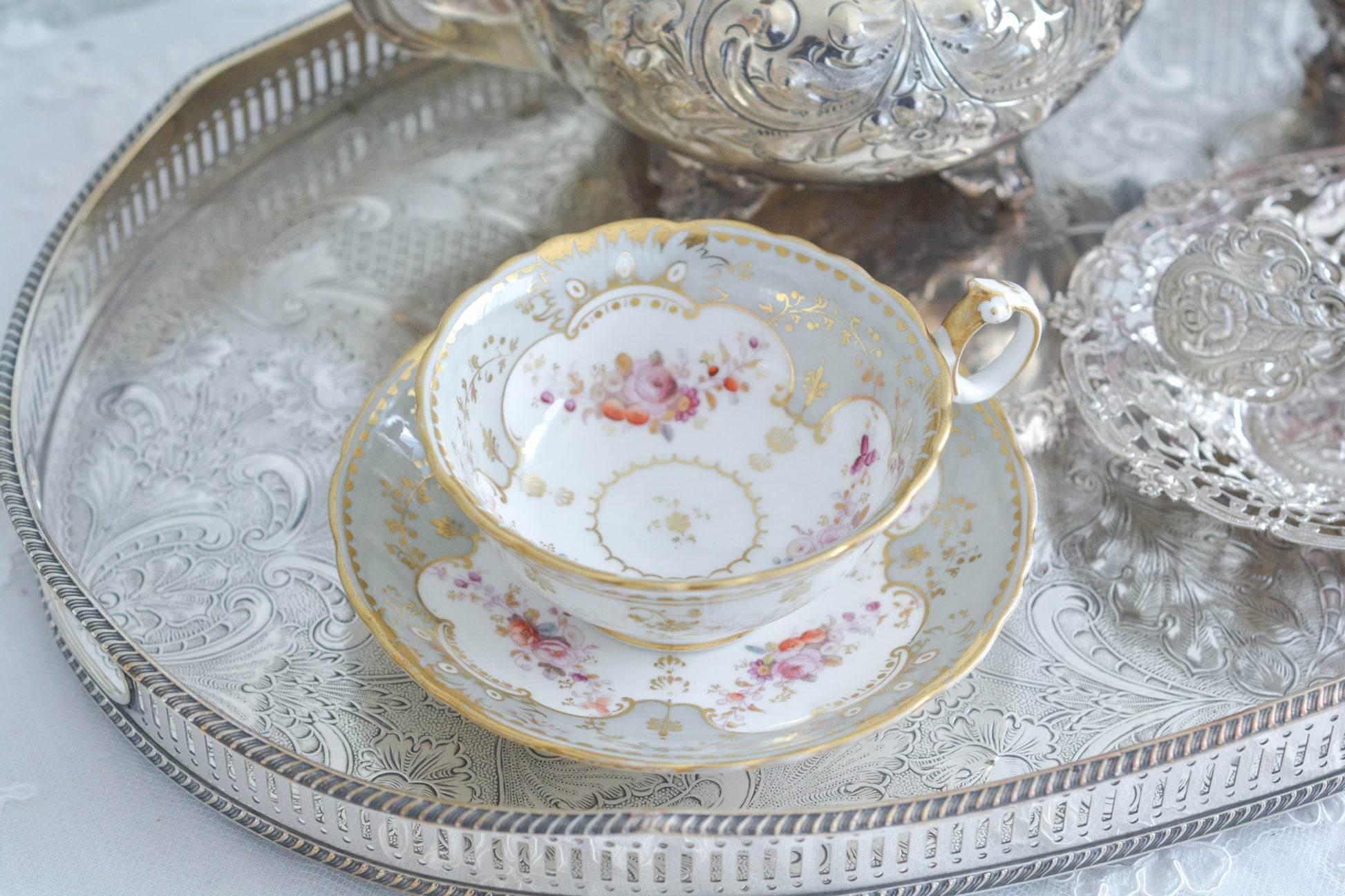 J.Green&Sonsという小売店の優雅なカップです。J.Green&Sonsは1934年から1842年に聖ポール大聖堂近くに店を構えていました。大きなお店だったようです。メーカーのバックスタンプはありません。小売店の希望でメーカーのバックスタンプを入れなかったと推察しています。優しい色合いに優美なシェイプ。ハンドルもとても可愛らしいです。ロココリバイバルのカップで優雅なティータイムをお過ごしください。