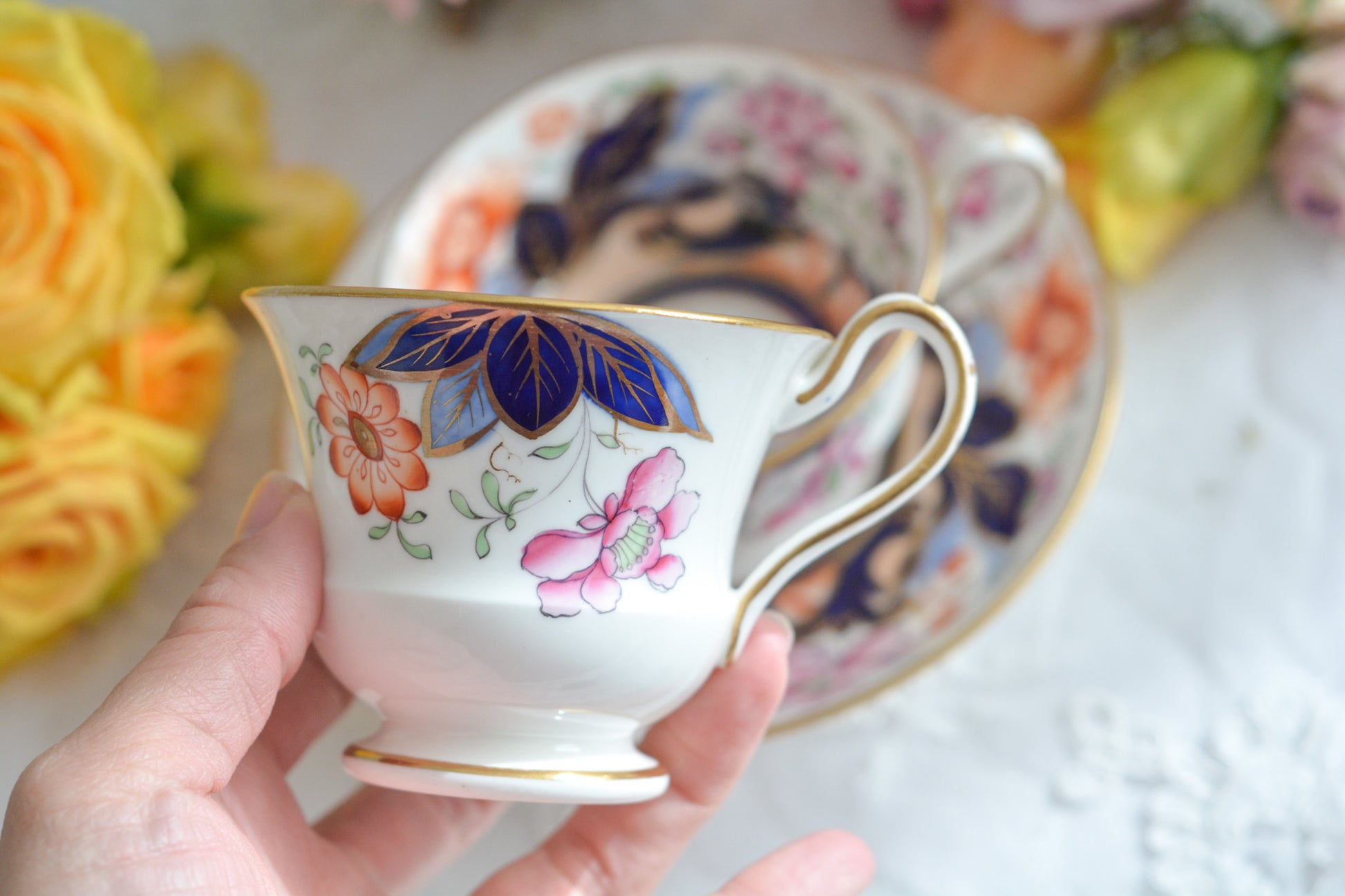 伊万里スタイルが美しいトゥルートリオ。コールポートのエンパイアシェイプによく似ています。1820年〜30年頃の作品と思われ、約200年が経過してなお美しく凛とした姿は日本の侘び寂びにも通じるのではないでしょうか?紅茶、コーヒーだけでなく、緑茶にもよく合いそうですね。トゥルートリオは、ティーカップ、コーヒーカップ、ソーサーのセットで、紅茶とコーヒーどちらもお楽しみいただけるセットです。