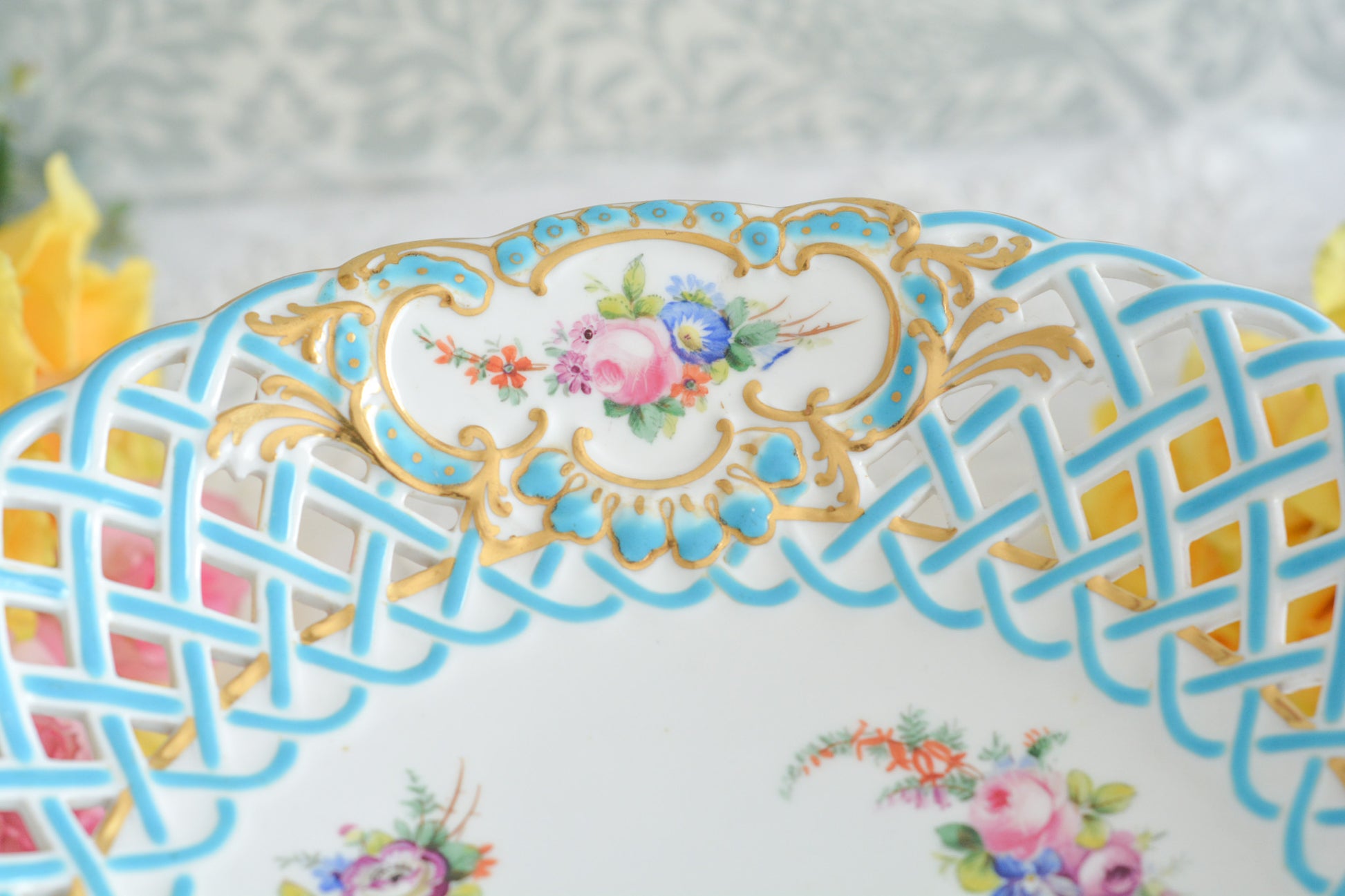 ンポートです。ミントンブルーの格子模様に手描きの花々がキラキラと宝石のように輝きます。言葉では言い表せない美しさがこのコンポートにはあります。後世に継いでいきたい宝物です。